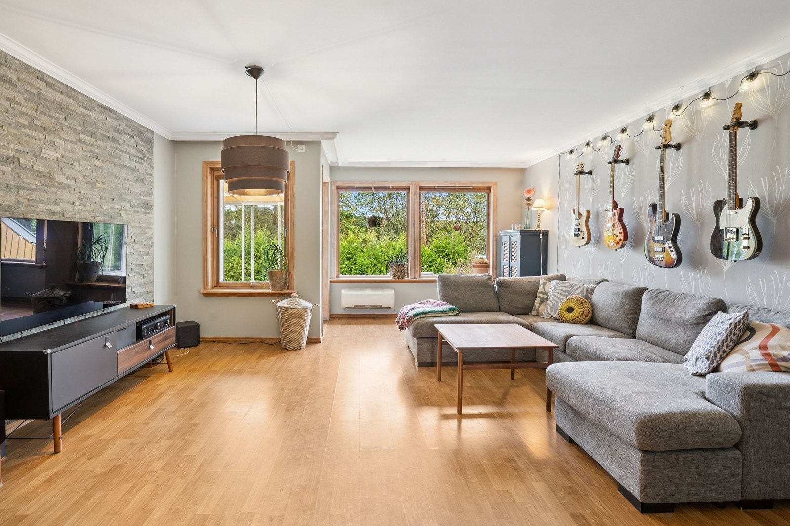 Boligen kan varmes opp med vedfyring og luft-til-luft varmepumpe Galleribilde