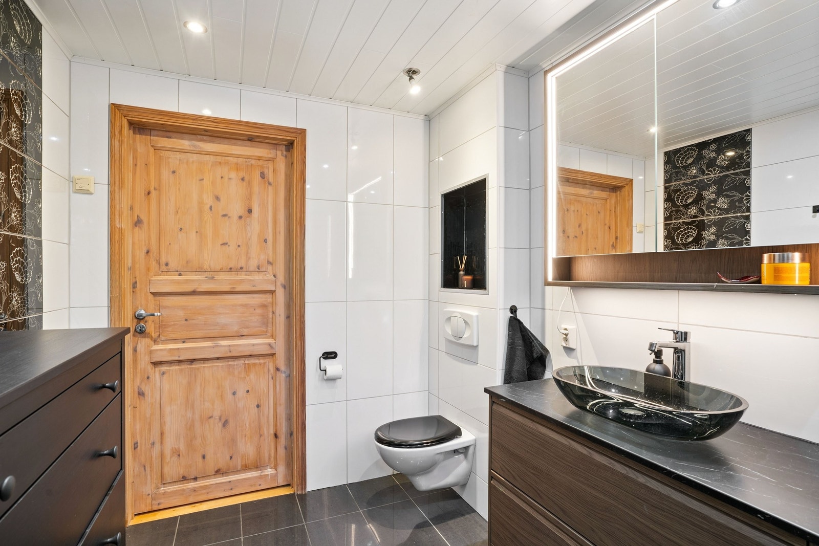 Helfliset bad med dusjkabinett og vegghengt toalett. Galleribilde