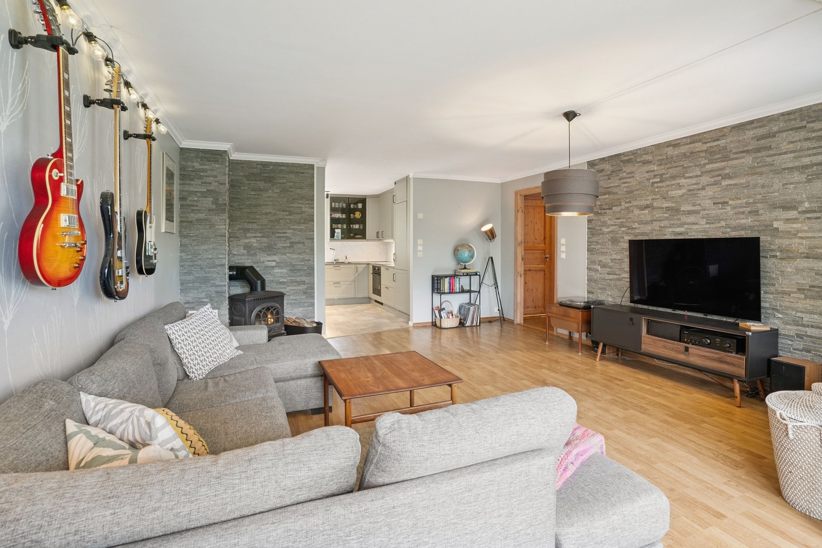 Dagslys fra to kanter gir en ekstra åpen og trivelig stue. Galleribilde