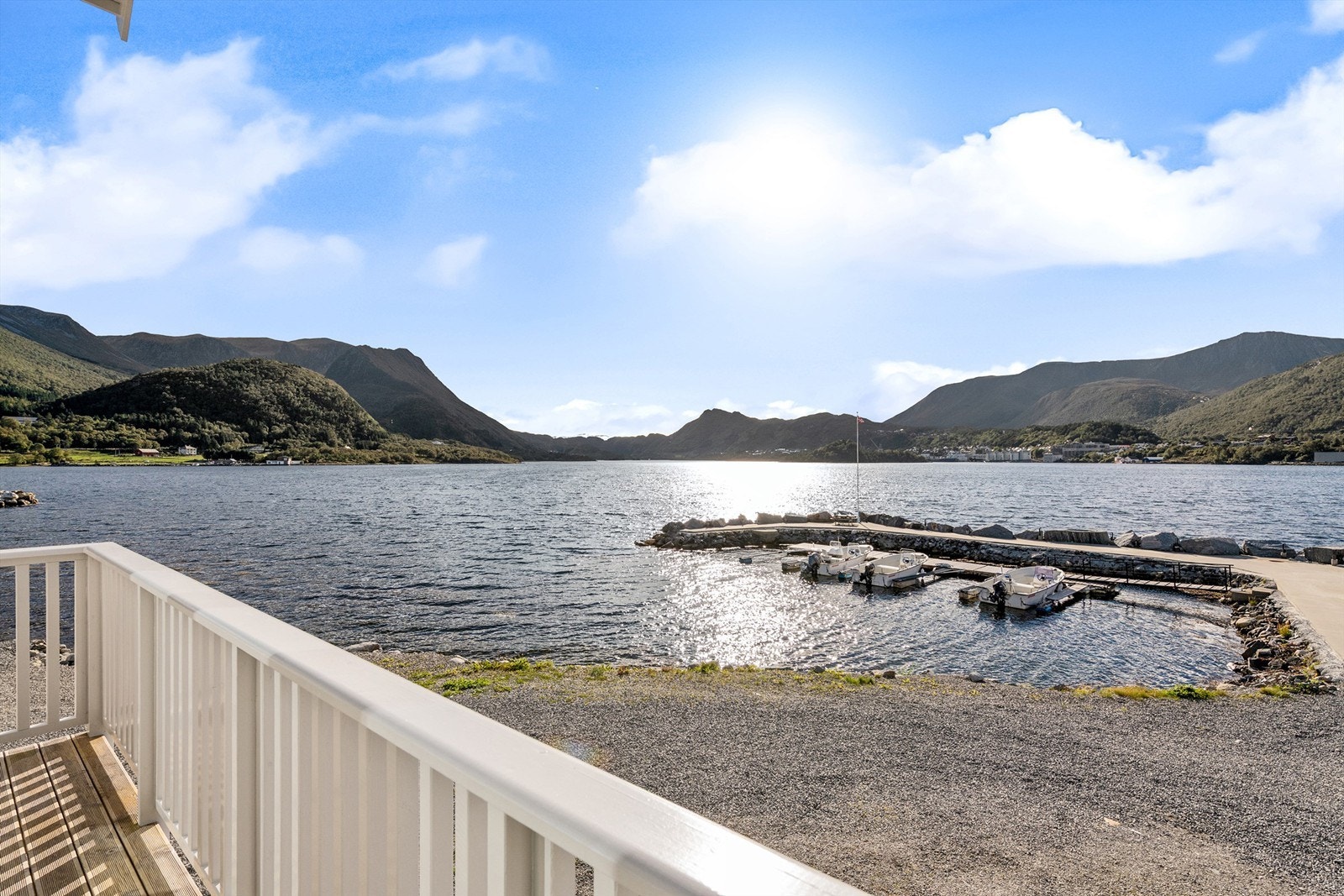 Utsikt fra veranda i 1. etasje mot molo og småbåthavna like nedenfor eiendommen Galleribilde