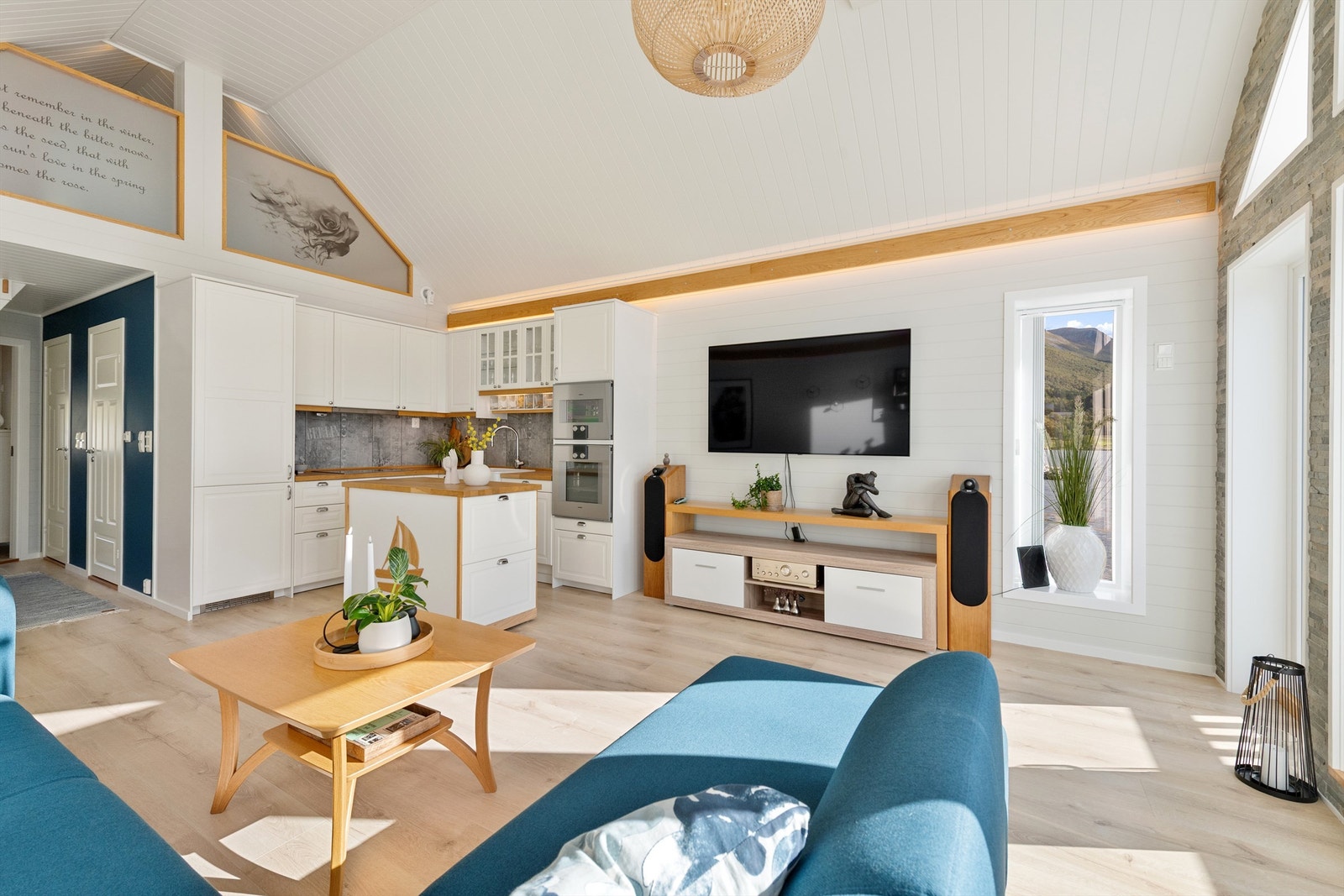 Fra sofakroken på stua mot kjøkken Galleribilde