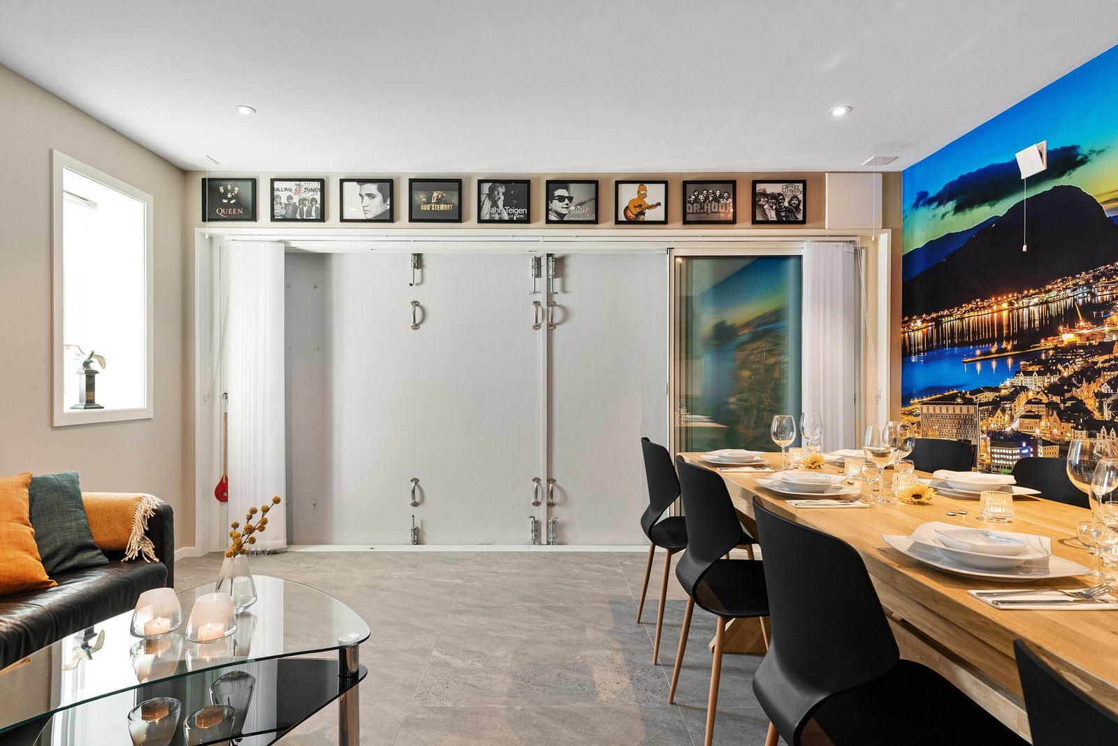 Det er store dører i front av naustet - her i lukket stand Galleribilde