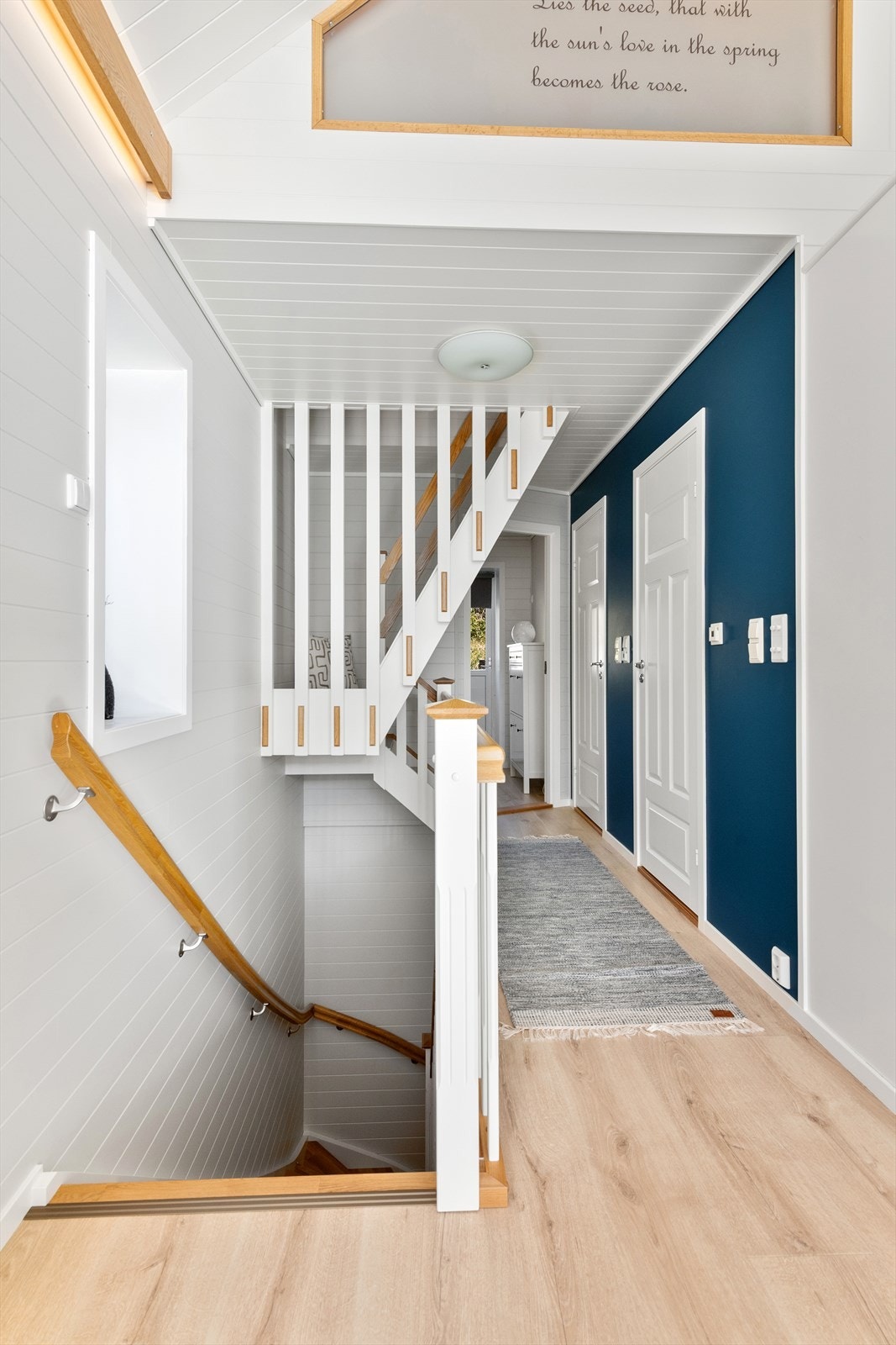 Fra stue mot gang/trapperom i 1. etasje og med trapp til hems Galleribilde