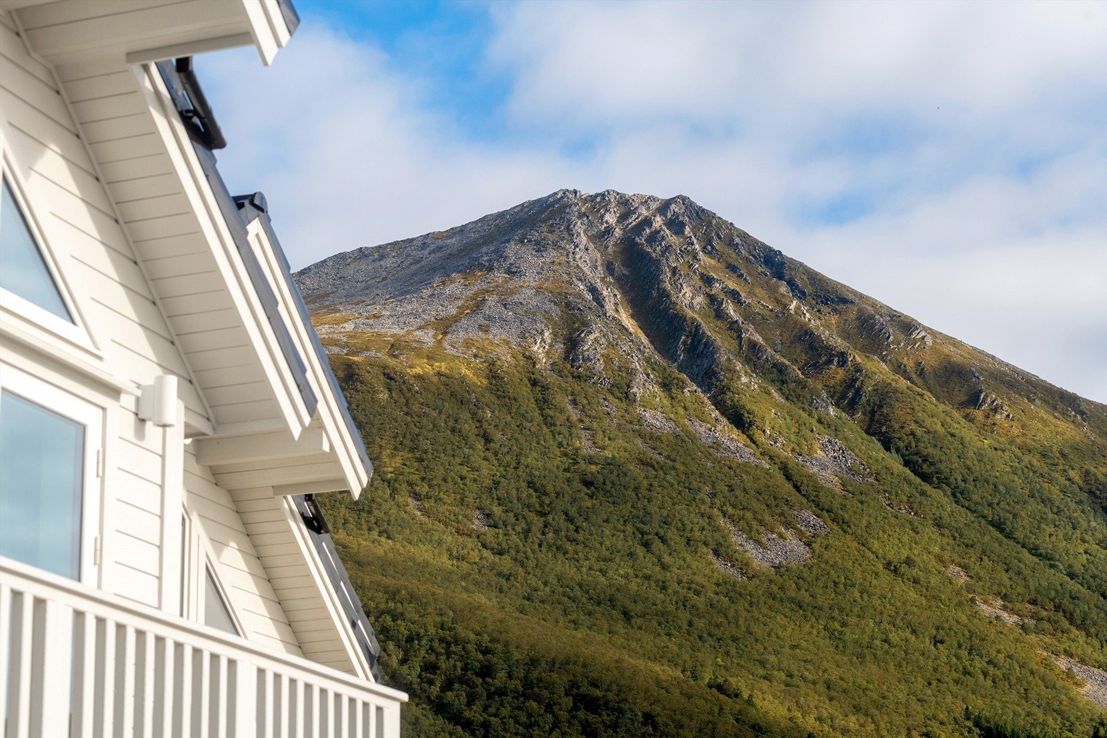 Et marktert punkt i nærheten er Hellandshornet (omtrent 882 moh som gir en flott utsikt mot havet om de omliggende øyene. Galleribilde