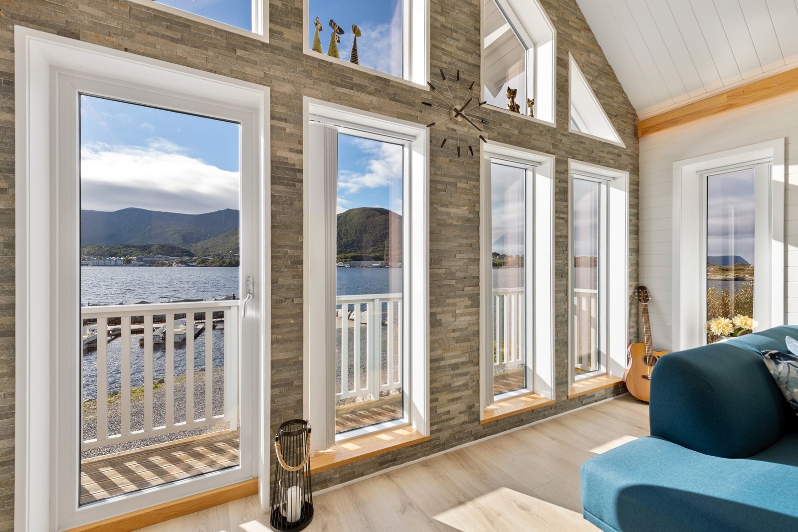 Utgang fra stue til veranda/balkong mot syd med flott utsikt over fjorden Galleribilde