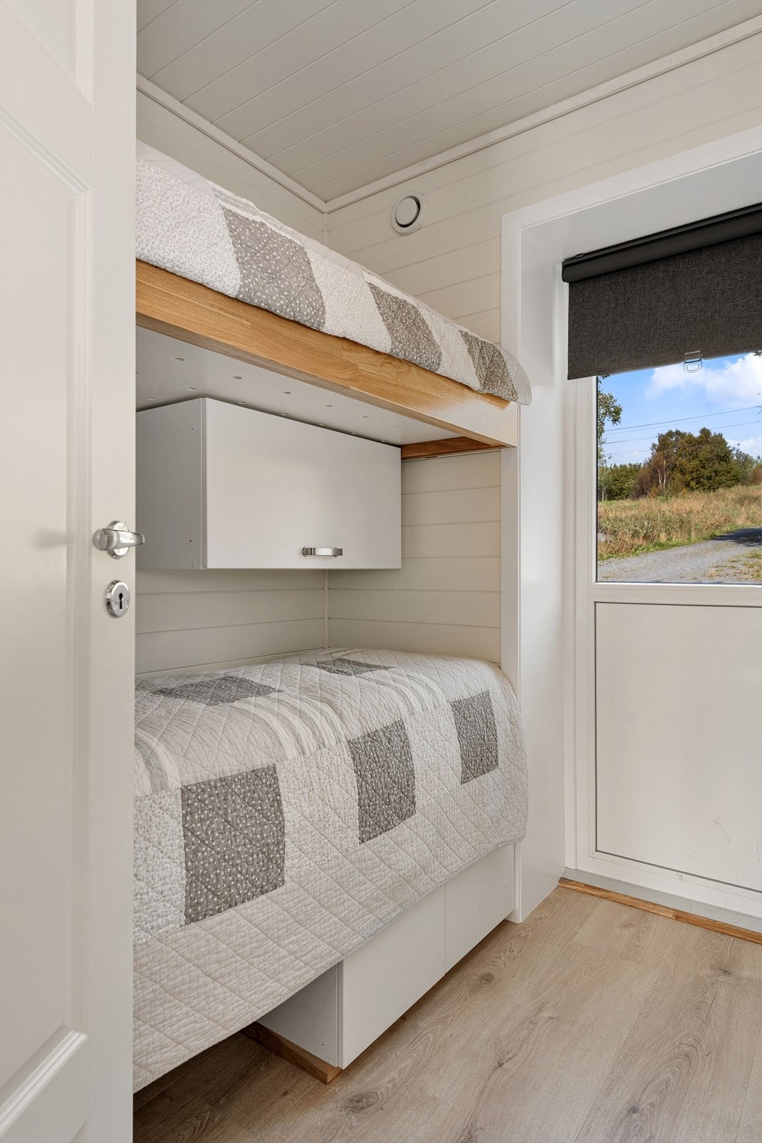 Soverom i 1. etasje med utgang til platting mot nord Galleribilde