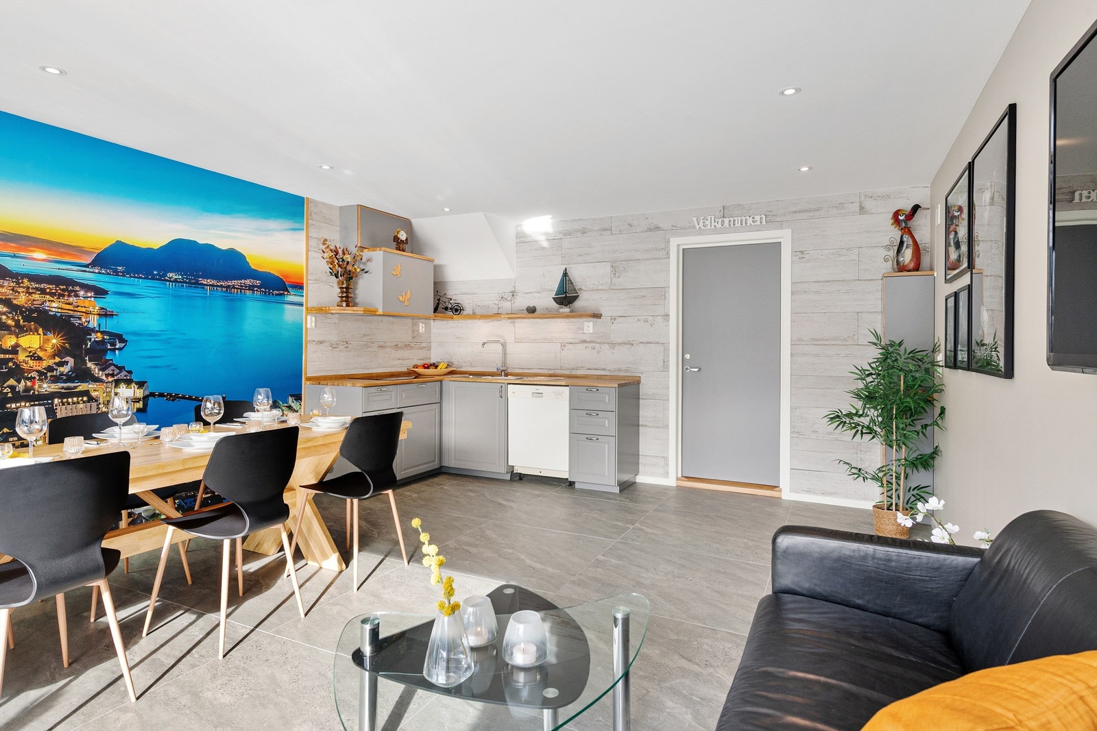 Naustrommet i underetasjen med plass til både sofagruppe og romslig spisestue. Galleribilde