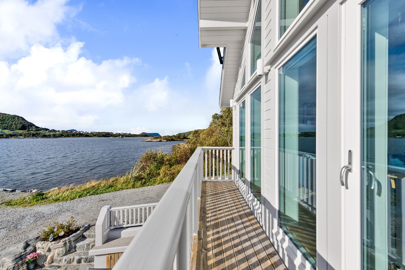 Balkong i 1. etasje med utgang fra stue - nydelig utsikt over fjorden Galleribilde