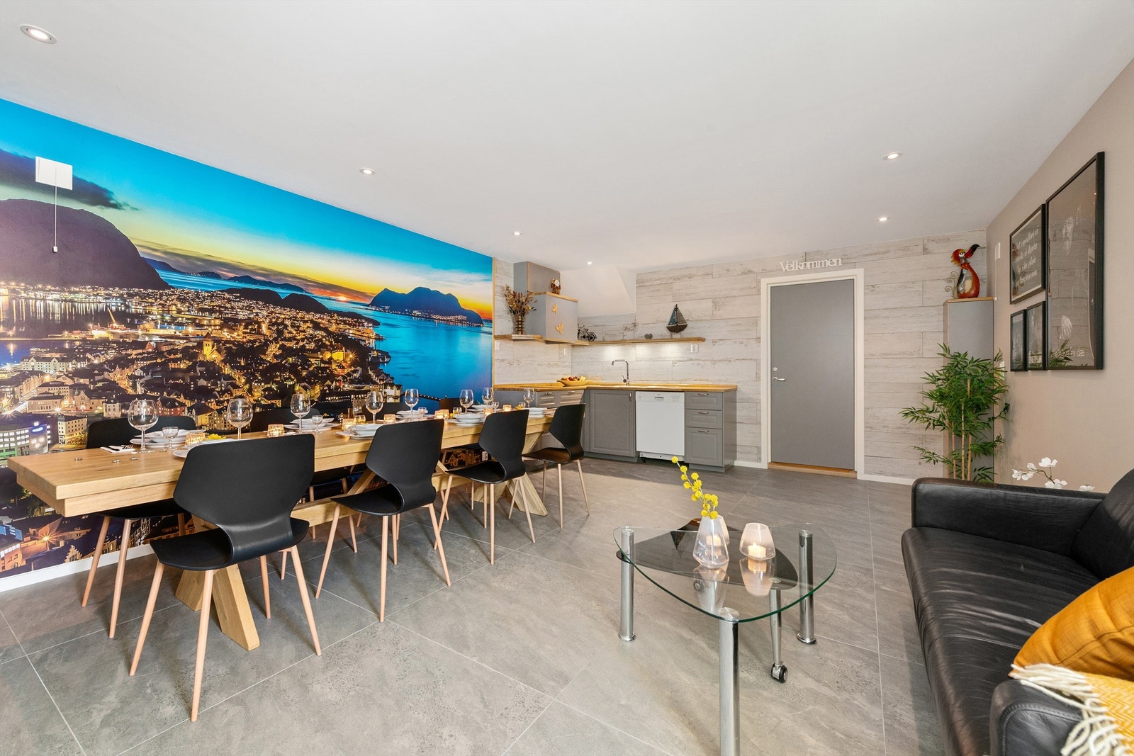 Naustrommet i underetasjen med plass til både sofagruppe og romslig spisestue. Galleribilde