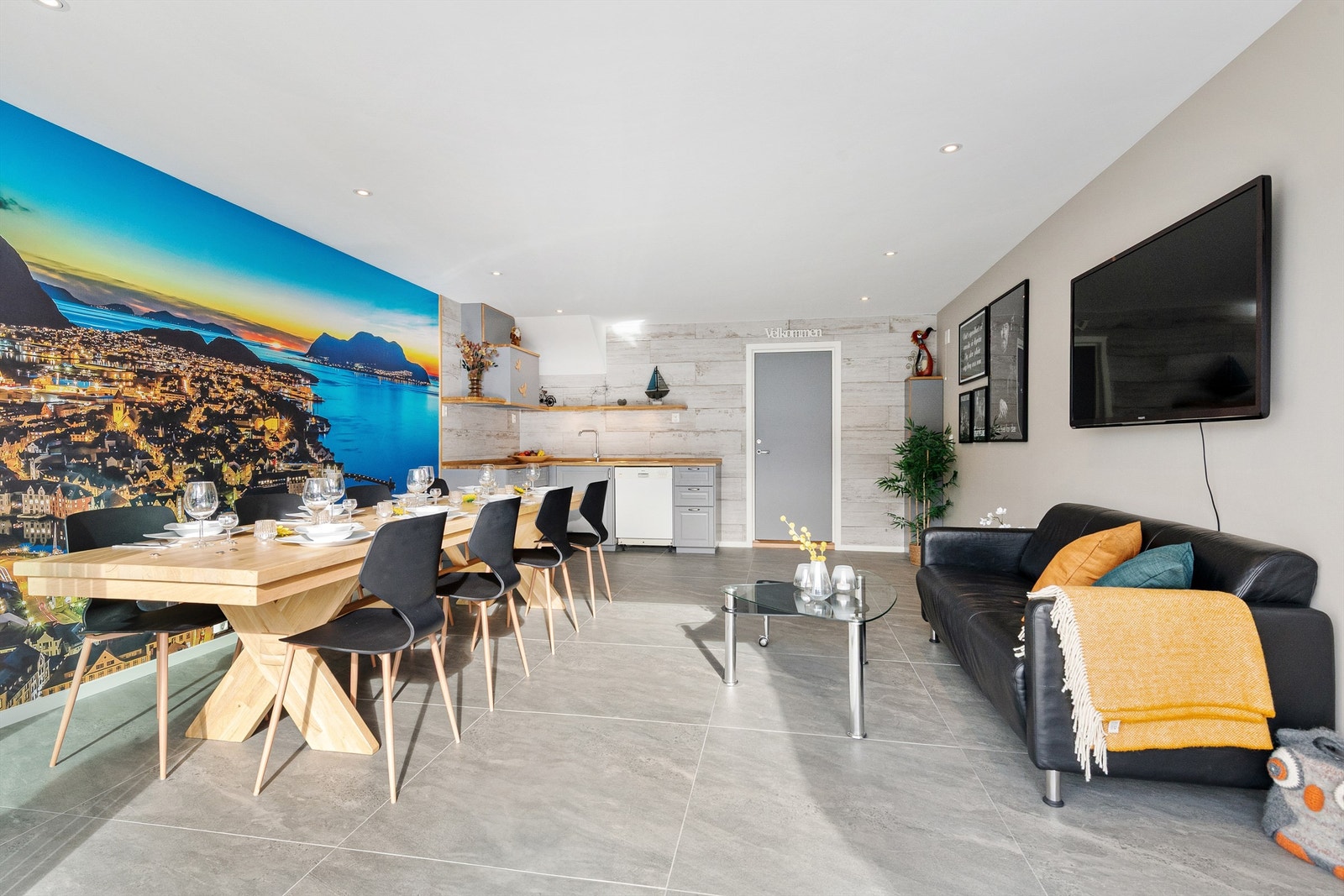 Naustrommet i underetasjen med plass til både sofagruppe og romslig spisestue. Enkelt kjøkken i bakkant Galleribilde