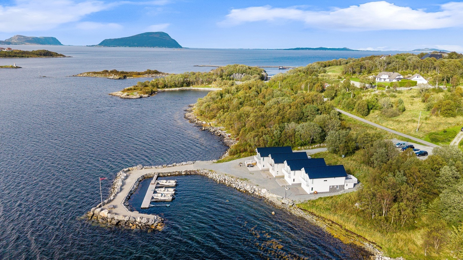 Dronebilde av rorbuene tatt fra vest mot øst Galleribilde