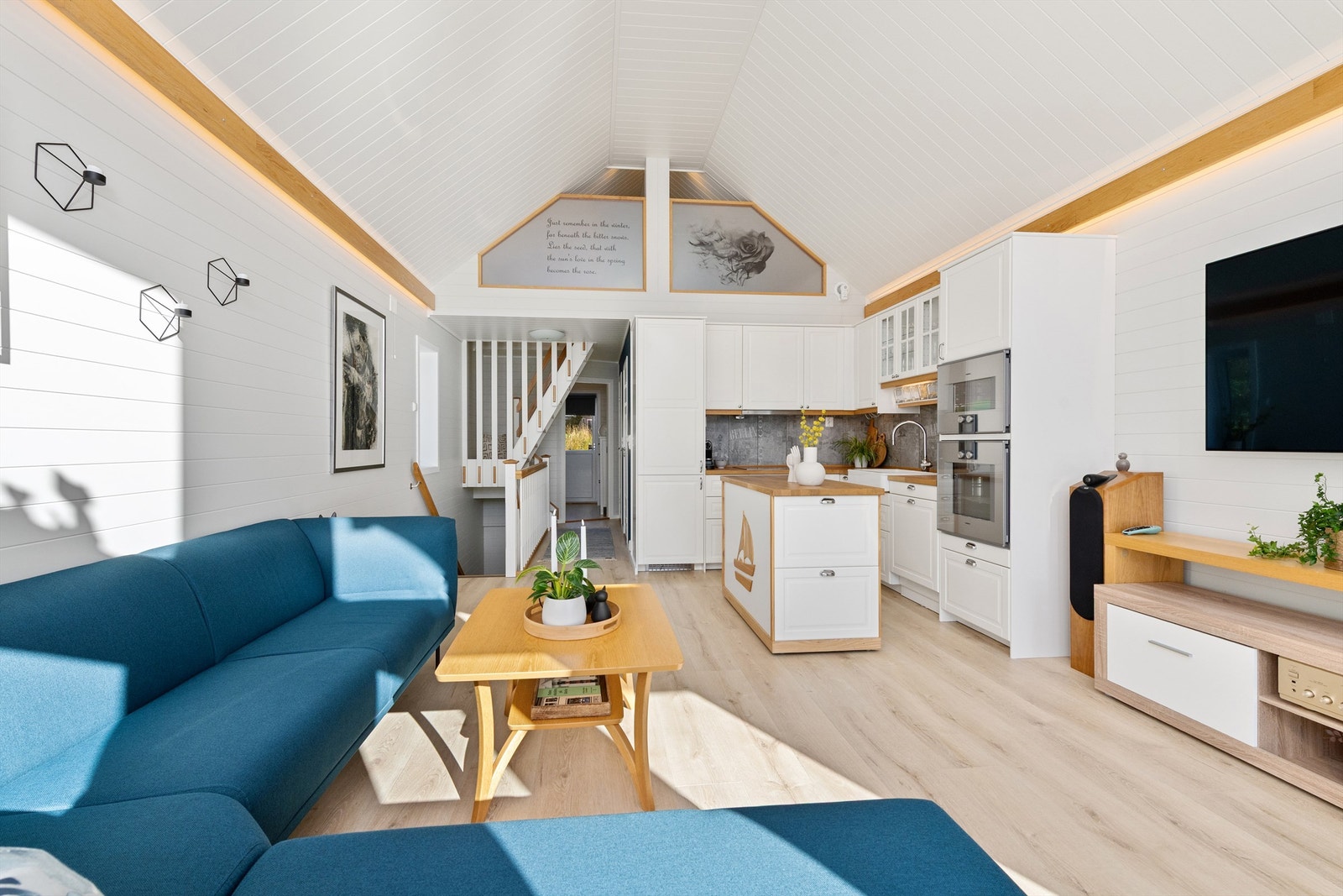 Stue og kjøkken i løsning med trapp til hems Galleribilde