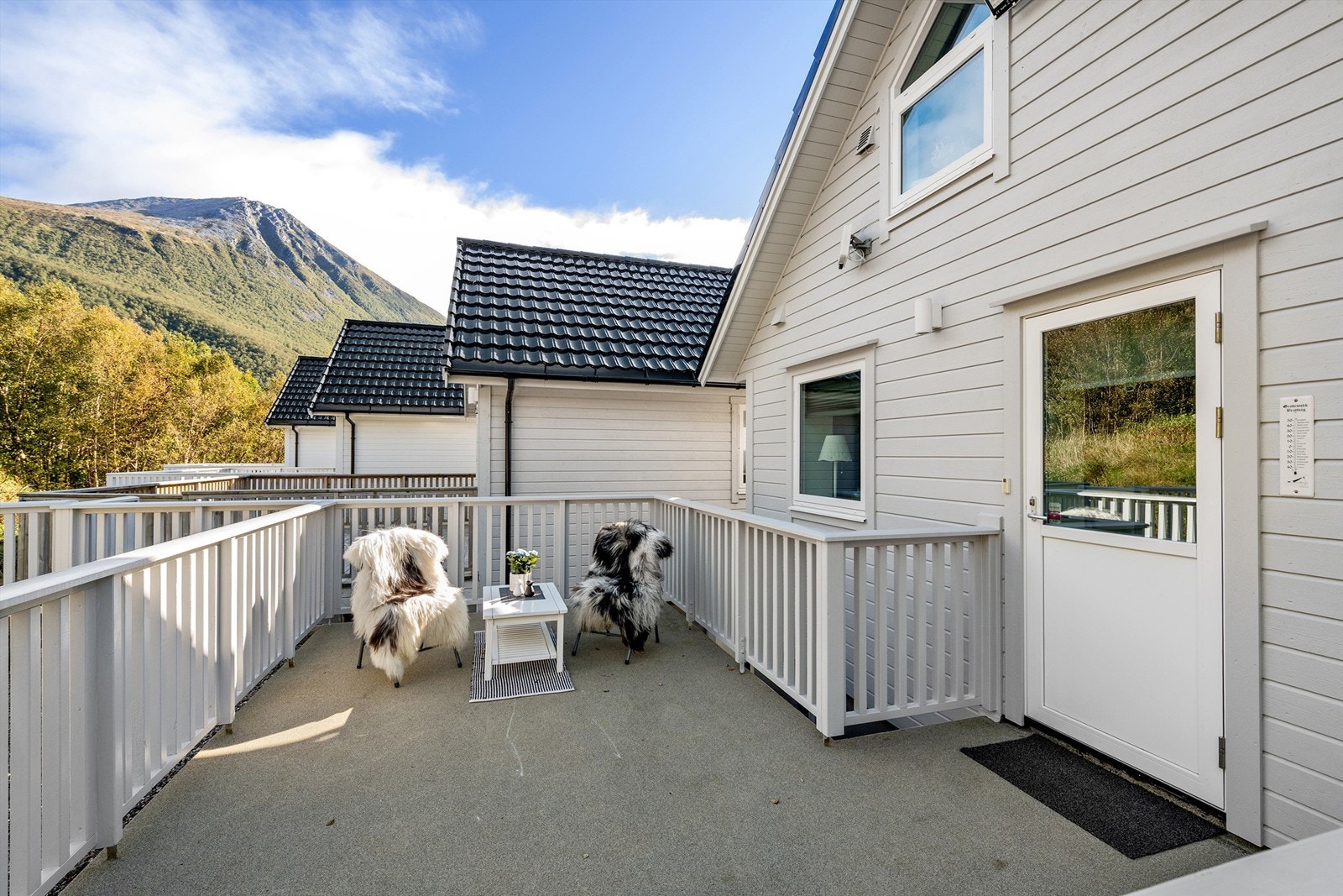 Støpt platt med rekkverk i tilknytning til inngang mot nord i 1. etasje (via) soverom. Galleribilde