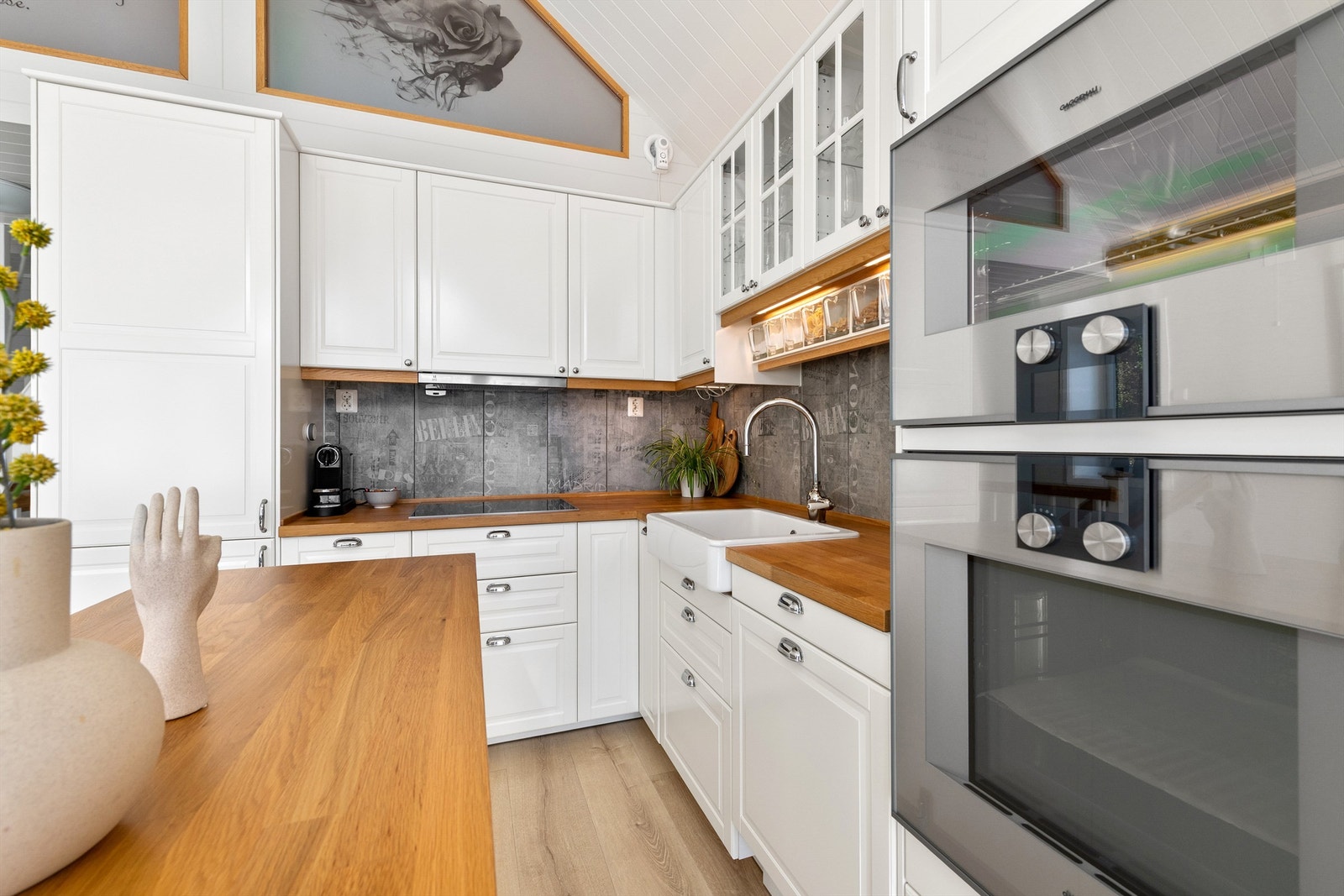 Flott kjøkken fra Ikea med profilerte fronter og heltre benkeplate. Praktisk kjøkkenøy mot stuedel Galleribilde