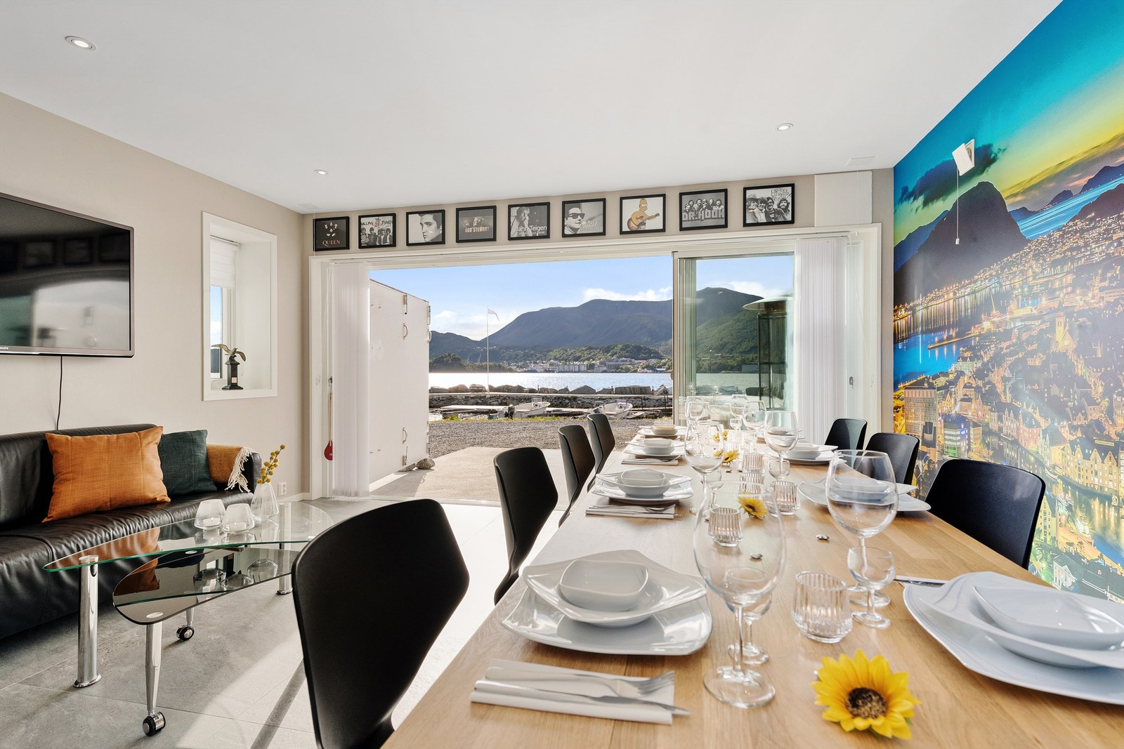 I undertasjen er det god plass til stor langbord for hyggelig sosialt samvær Galleribilde