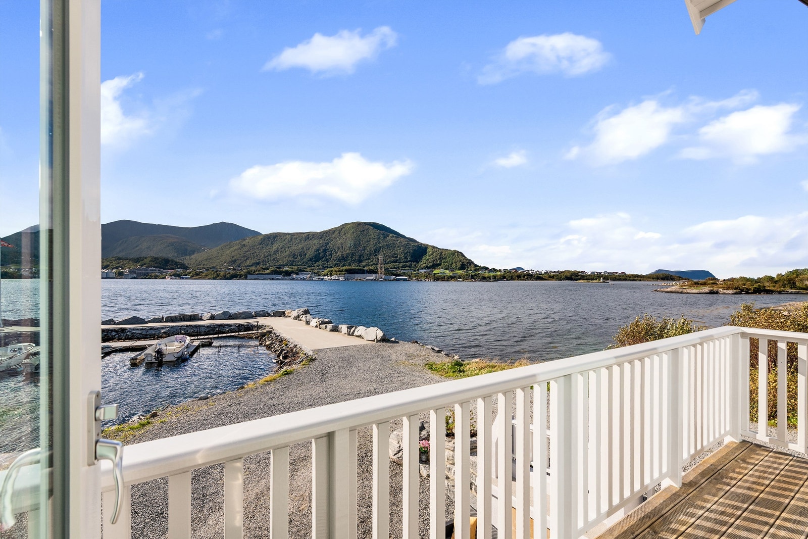 Balkong utenfor stue i 1. etasje med flott fjordutsikt Galleribilde