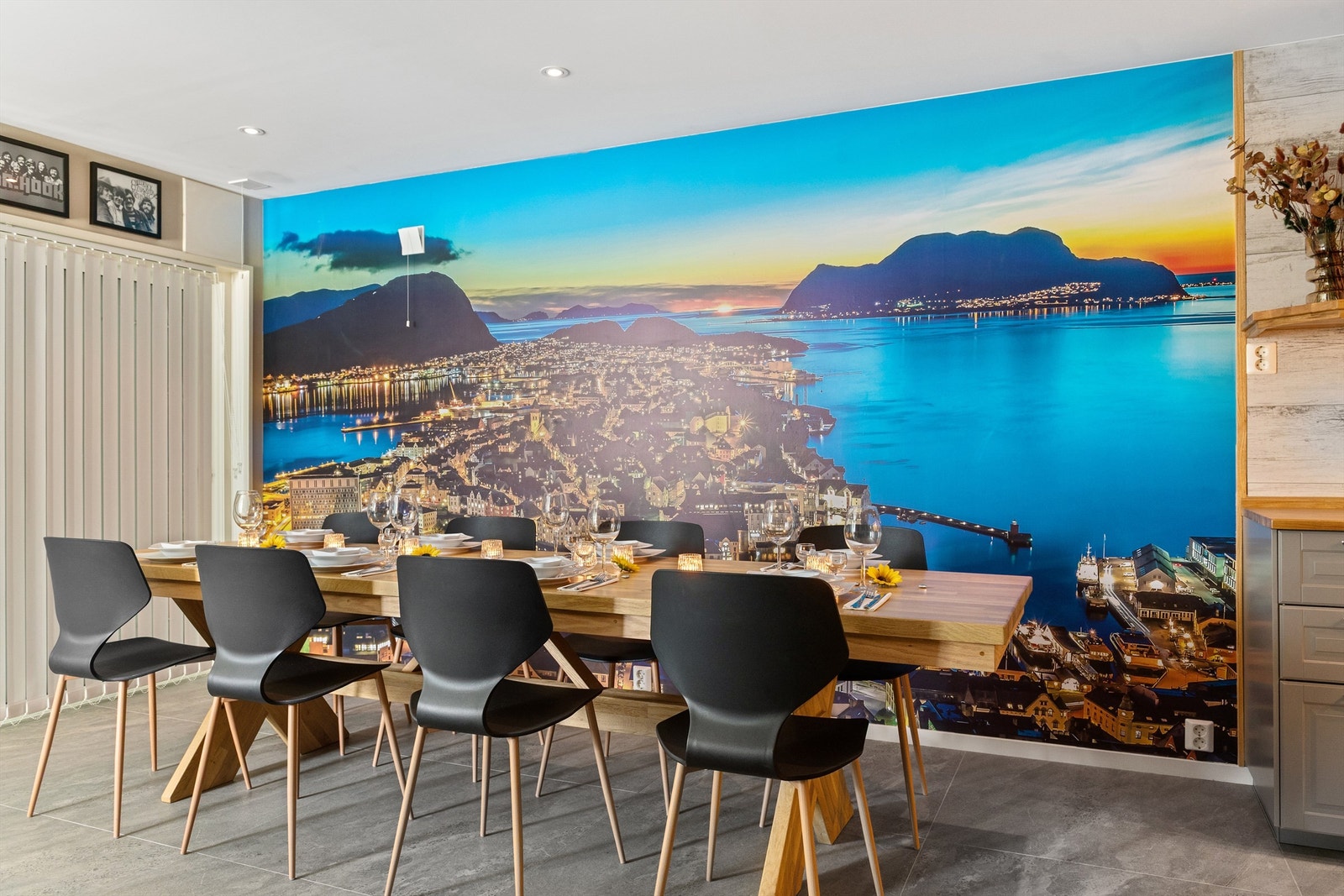 Flott fotobilde av Ålesund by i ene langveggen i naustrommet Galleribilde