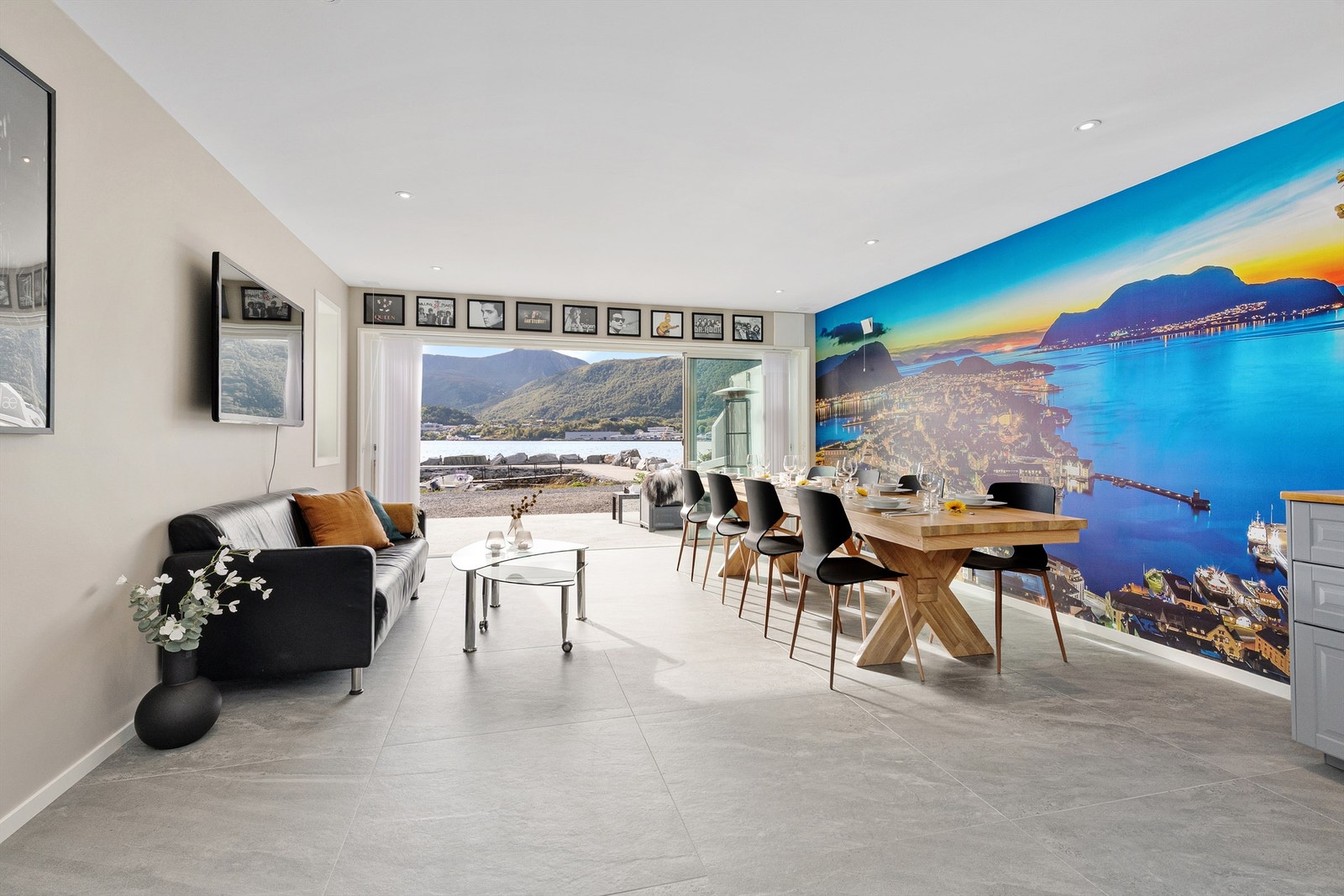 Stor båtrom/naustrom i undertasjen som i dag brukes som allrom med sofa og spisegruppe. Gulvet er flislagt og her er det også muligheter for oppbevaring av båt, hobbybruk etc. Galleribilde