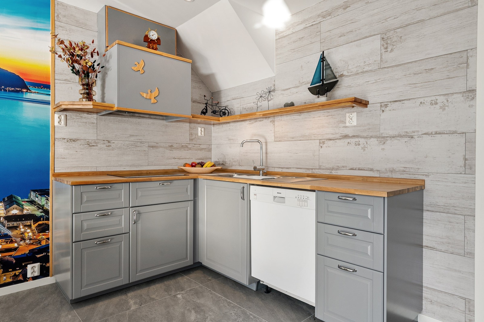 Enkelt kjøkken med innredning fra Ikea i bakkant av naustrommet i underetasjen Galleribilde