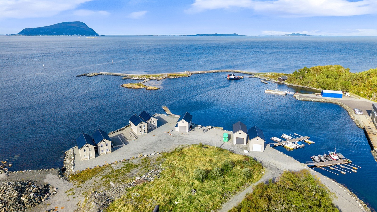 Havneområdet på Helland er også under utvikling til naust. Selger eier tomt som den grønne konteiner står på. (1580-384/161) Denne kan også selges om kjøper ønsker denne. Galleribilde