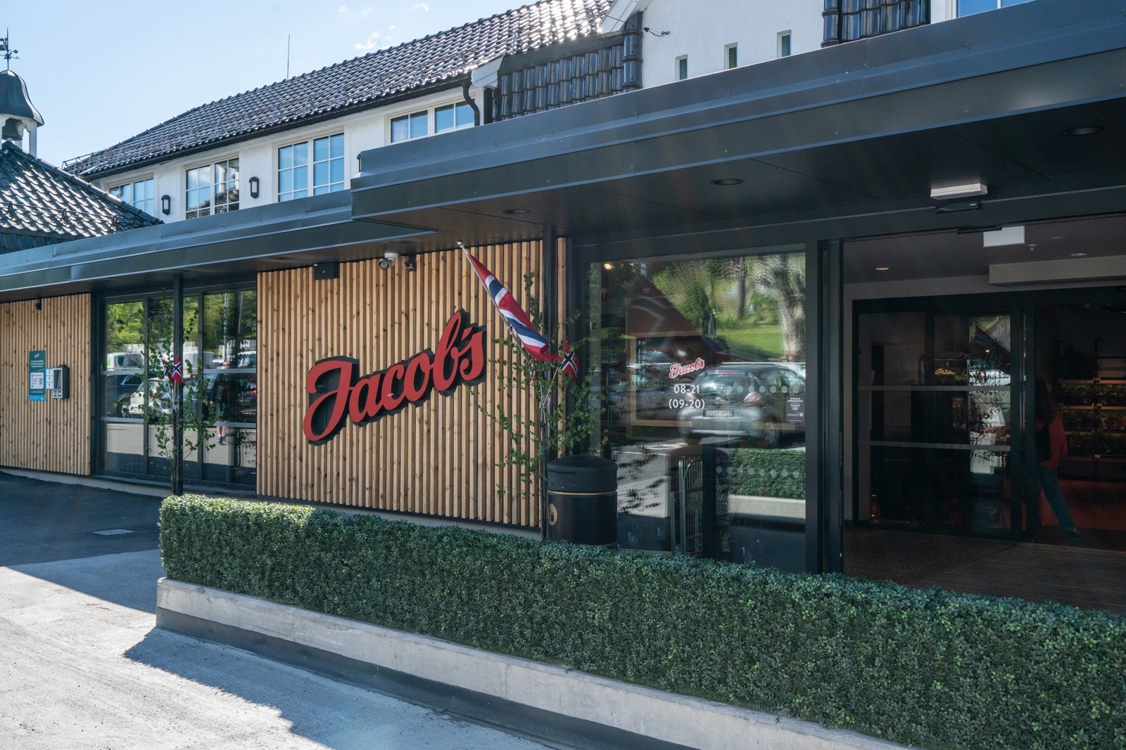 Jacobs på Holtet er en velkjent delikatessebutikk med stort utvalg av ferske råvarer, kvalitetsvarer og egenproduserte spesialiteter. Galleribilde