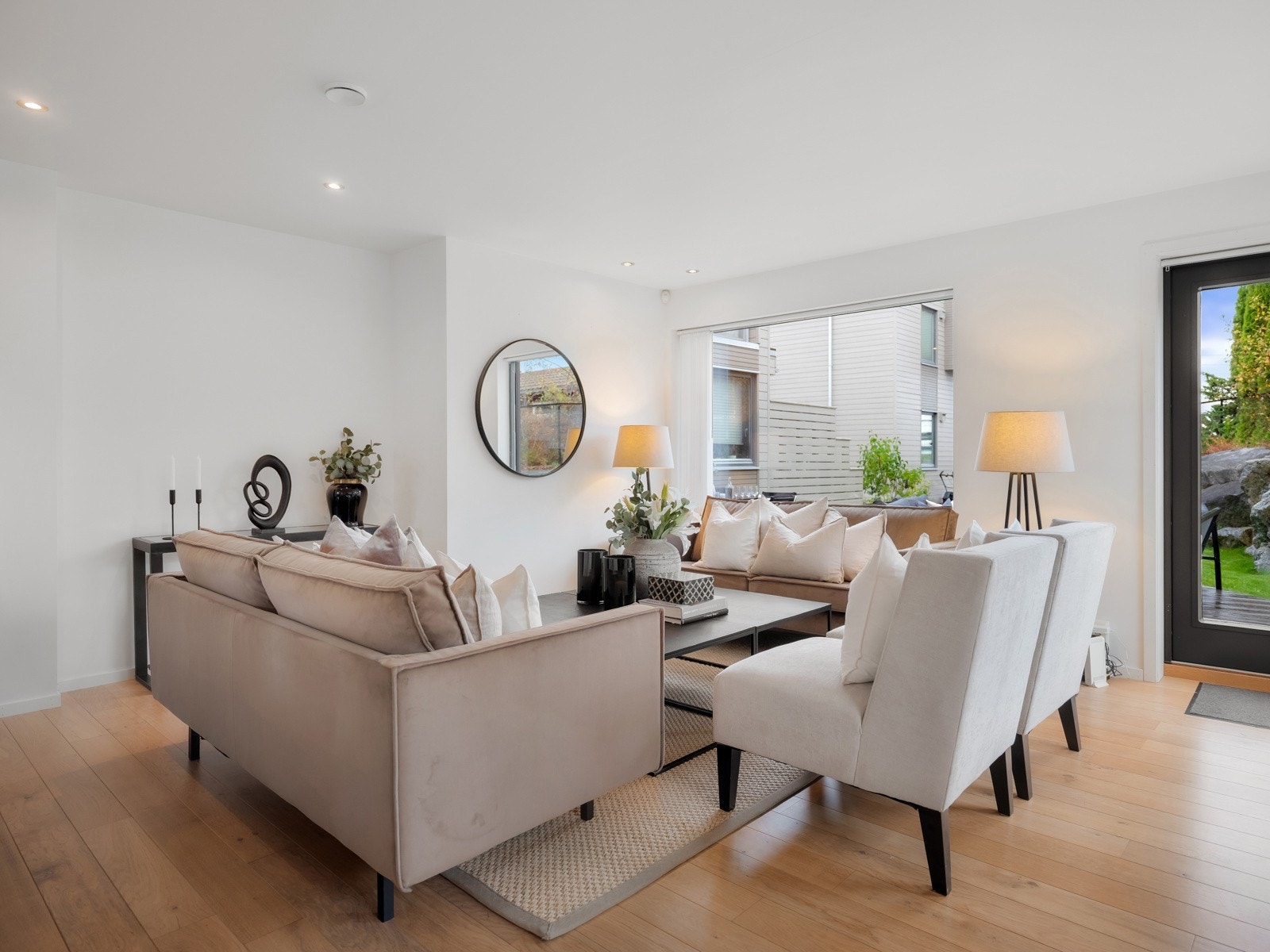 Den gjennomgående planløsningen gir en god romfølelse, og det er god plass til både sofagruppe, spisebord og øvrig møblement. Galleribilde