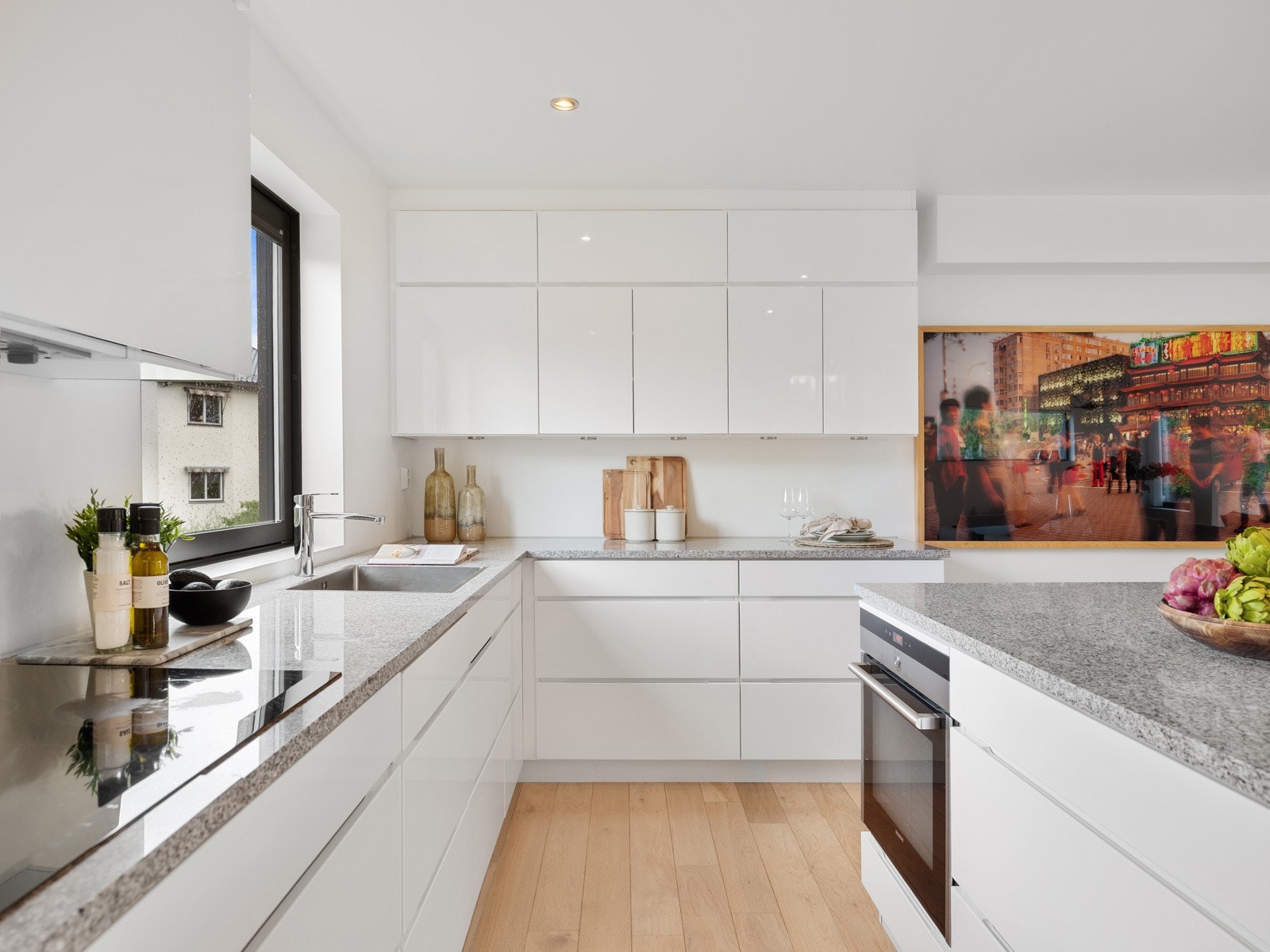 Innredningen gir både god arbeidsplass og rikelig med oppbevaringsmuligheter. Galleribilde