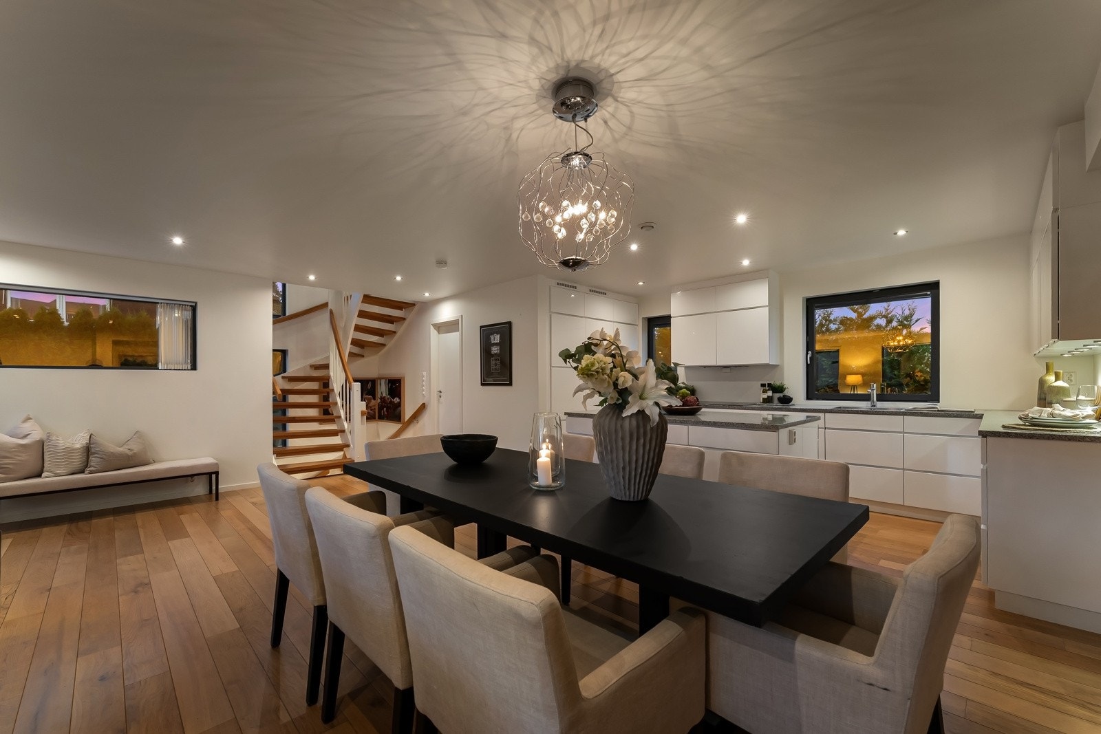 Huset går over tre plan og har en god planløsning med plass til både familieliv og sosiale sammenkomster. Galleribilde