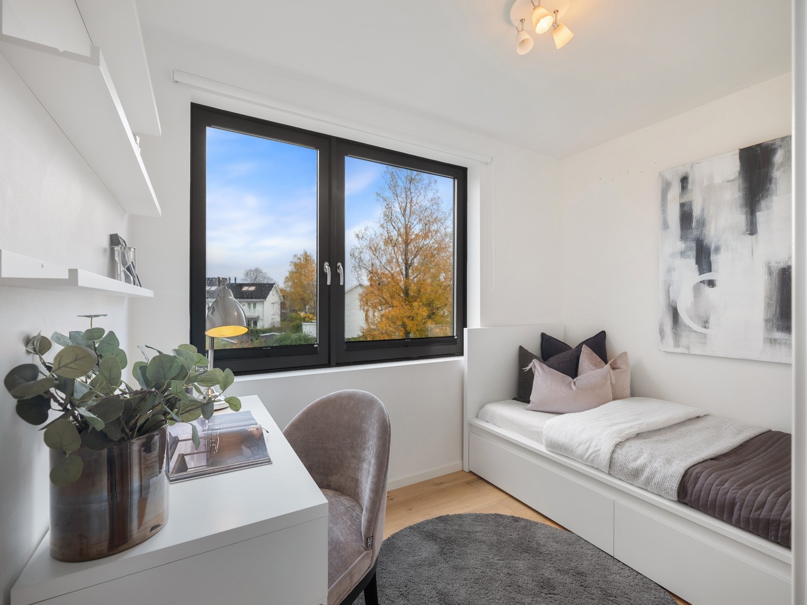 De tre øvrige soverommene er lyse og trivelige, med parkett på gulvet og malte vegger i lyse fargetoner. Galleribilde