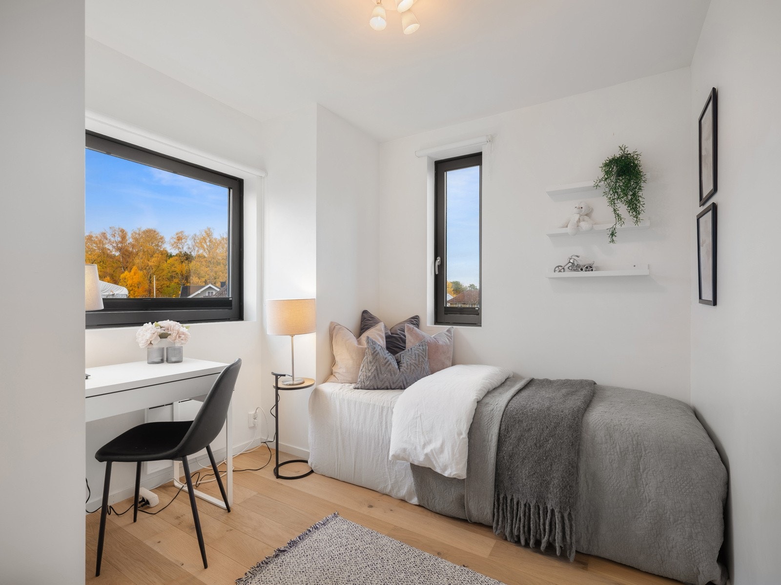 Alle rommene vender mot grønne omgivelser og egner seg godt som barnerom, kontor eller gjesterom. Galleribilde