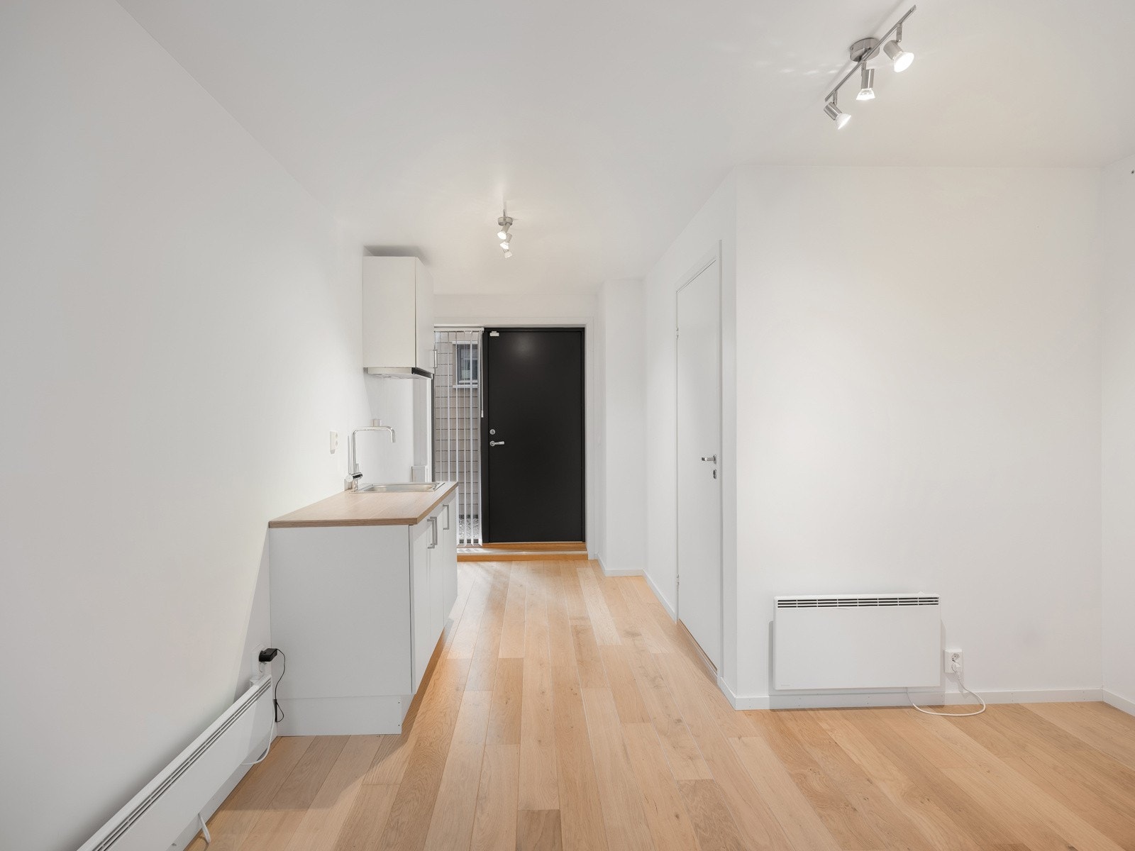 Det er opplegg og plass til stekeovn og kjøleskap, samt avtrekksvifte i overskap. Galleribilde