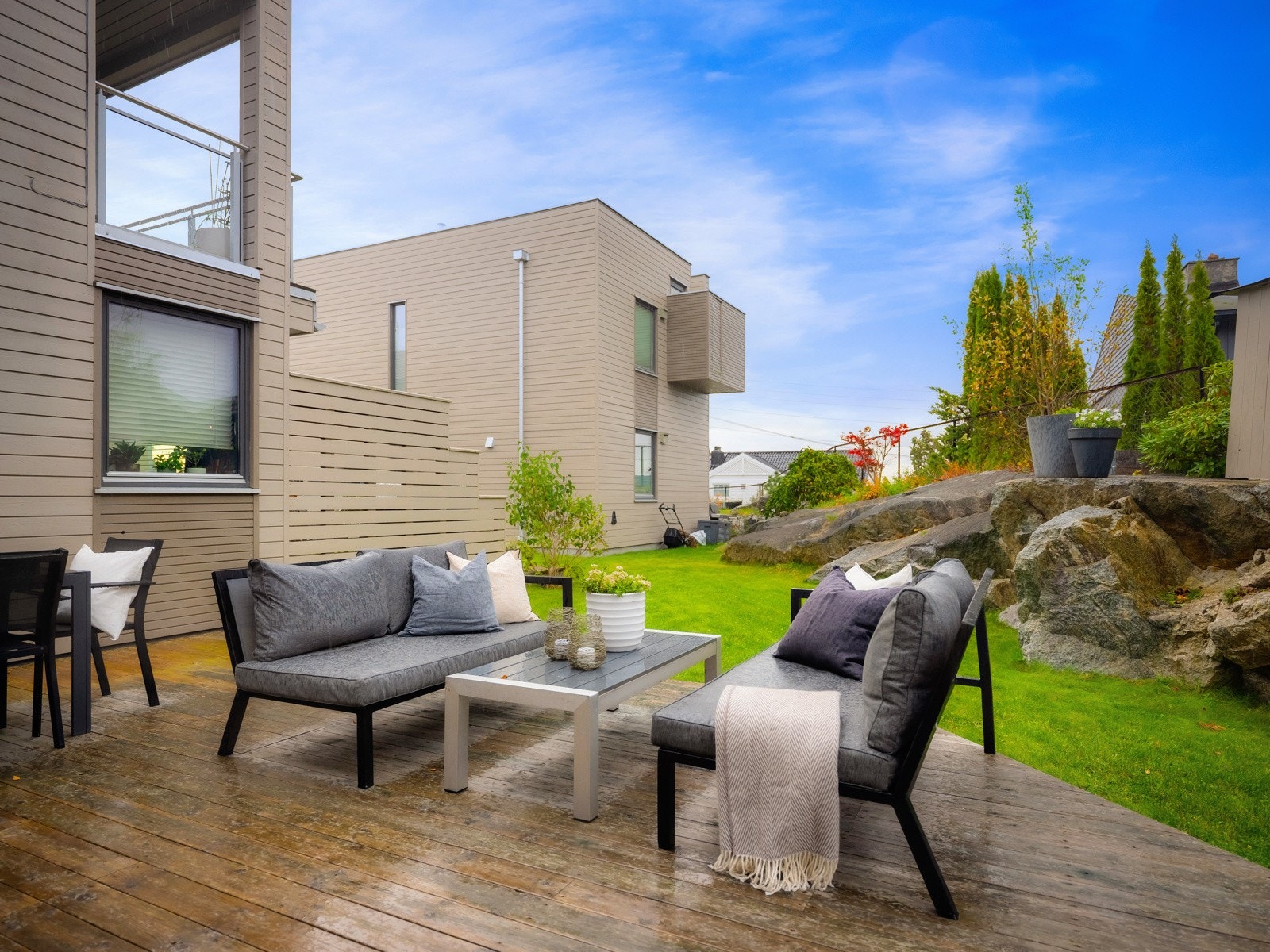 Terrassen har markise og ligger lett tilgjengelig fra oppholdsrommene, noe som gjør den enkel å bruke gjennom store deler av året. Galleribilde