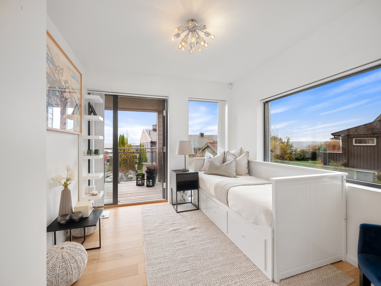 Ett av rommene har utgang til en flott balkong med utsikt mot fjorden. Galleribilde