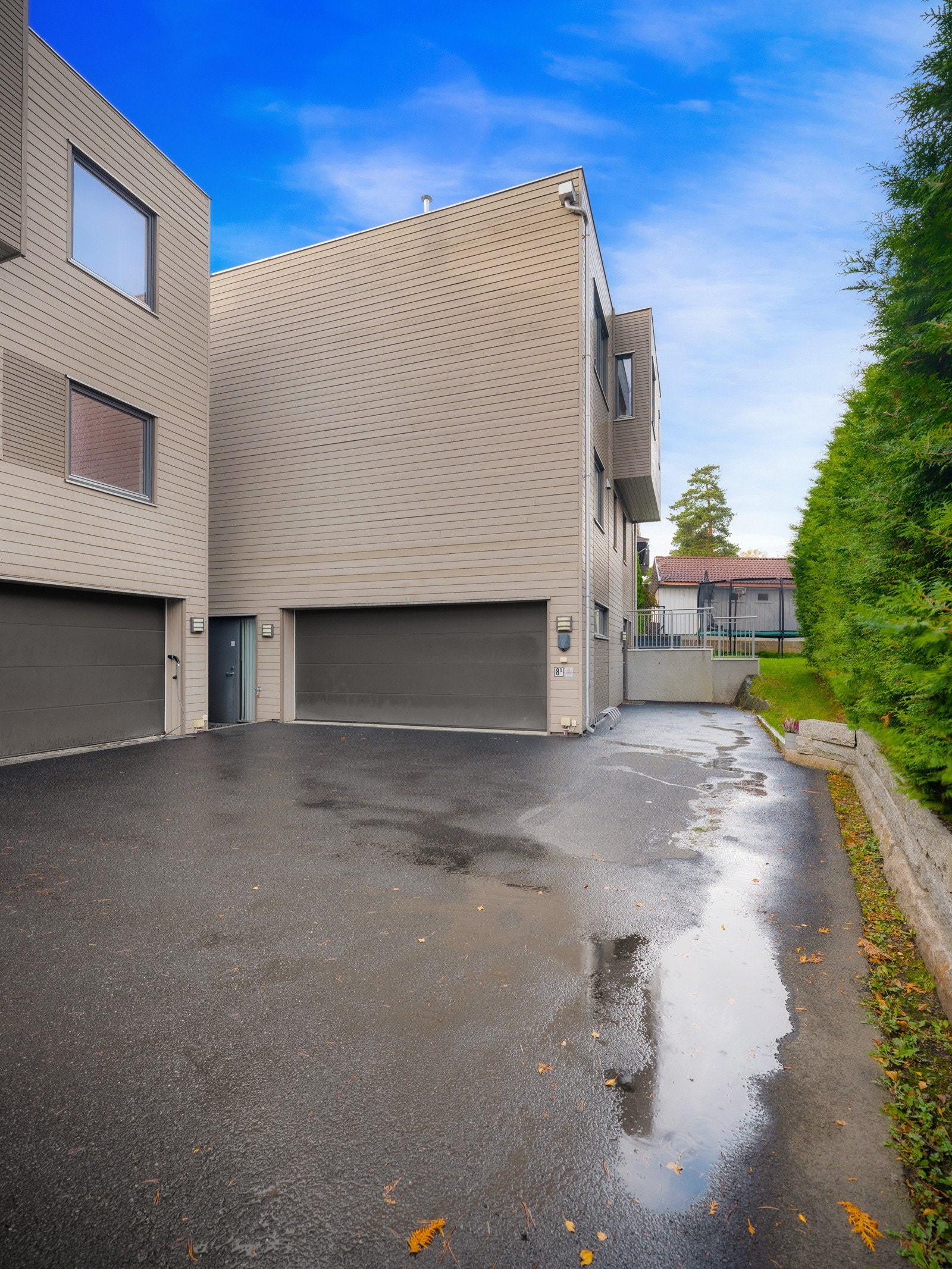 Bak huset er det en stor asfaltert gårdsplass, ideell for lek og aktivitet. Galleribilde