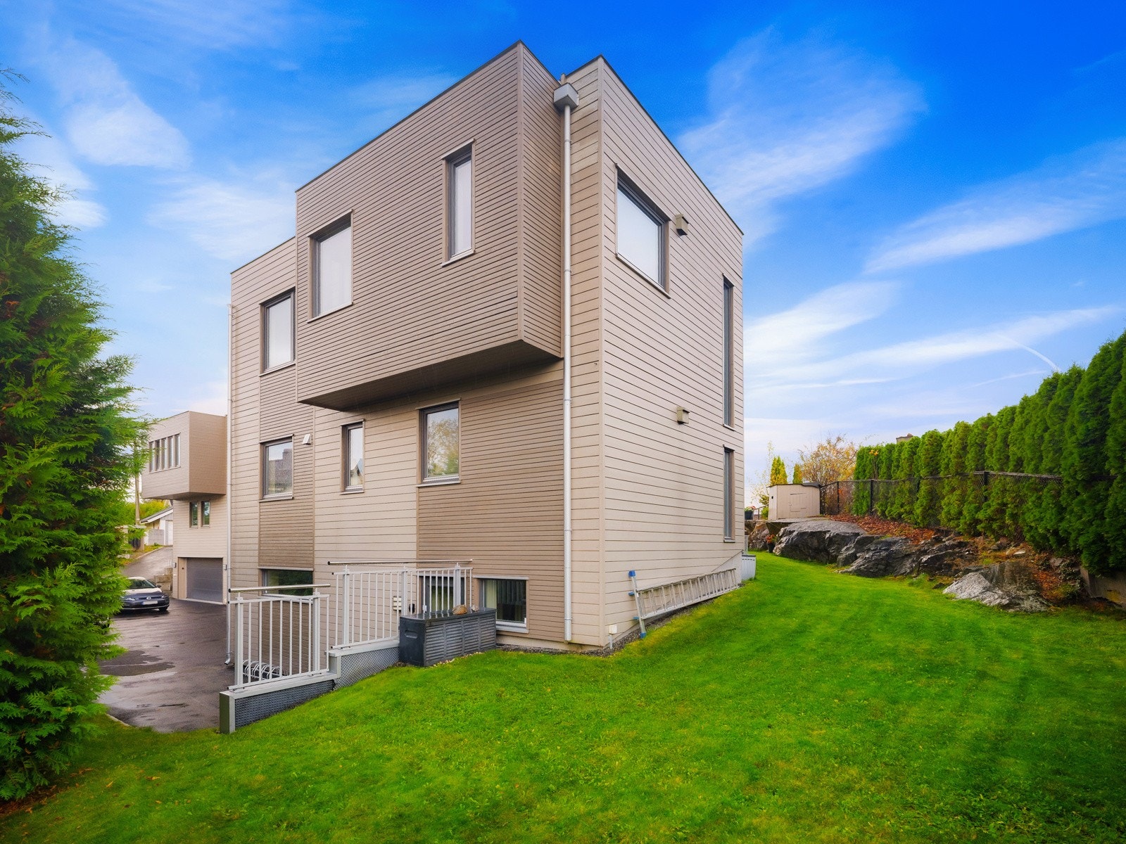 Det er også en praktisk utebod med god plass til oppbevaring av hagemøbler og utstyr. Galleribilde