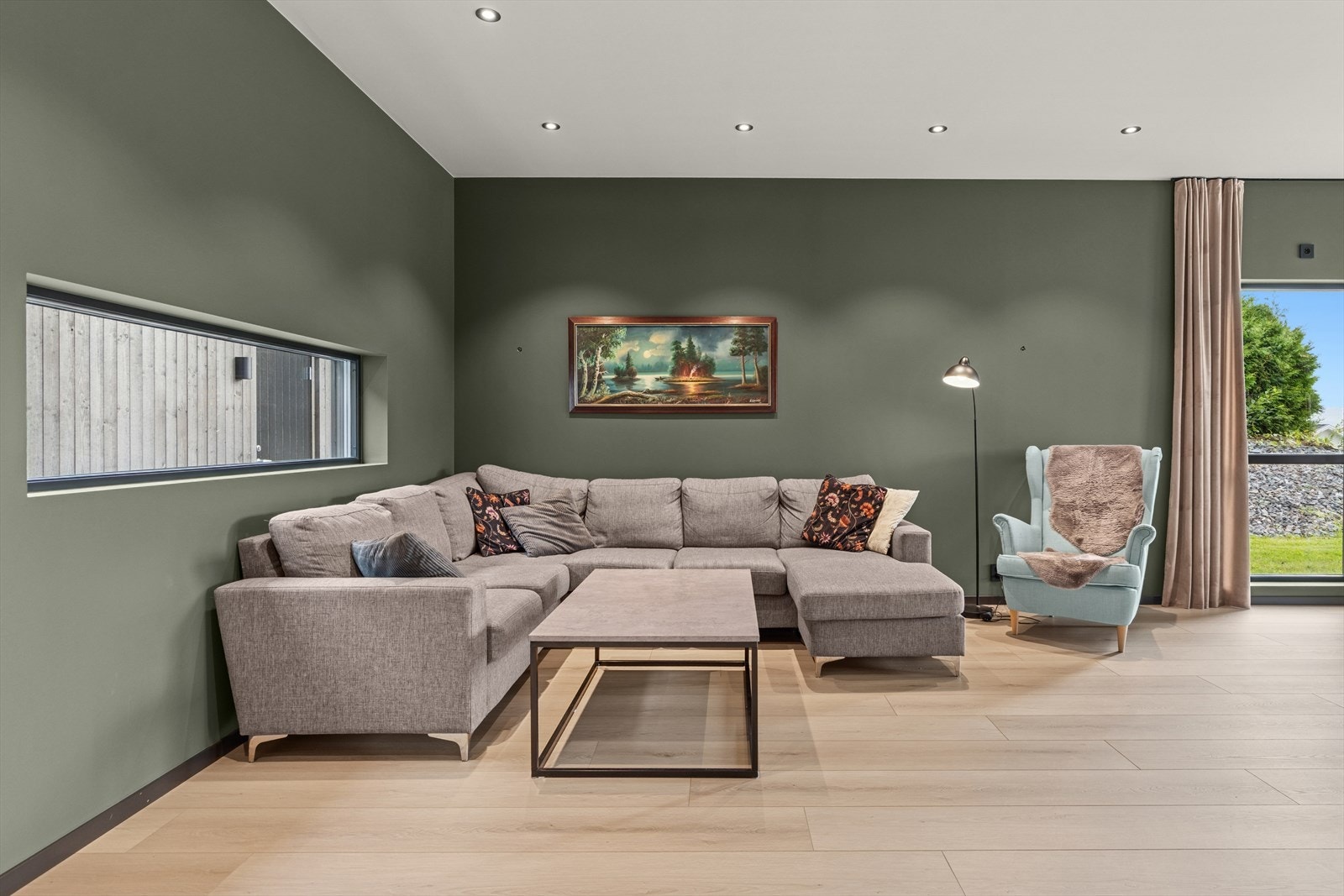 Store vinduer som slipper inn godt med lys. Galleribilde