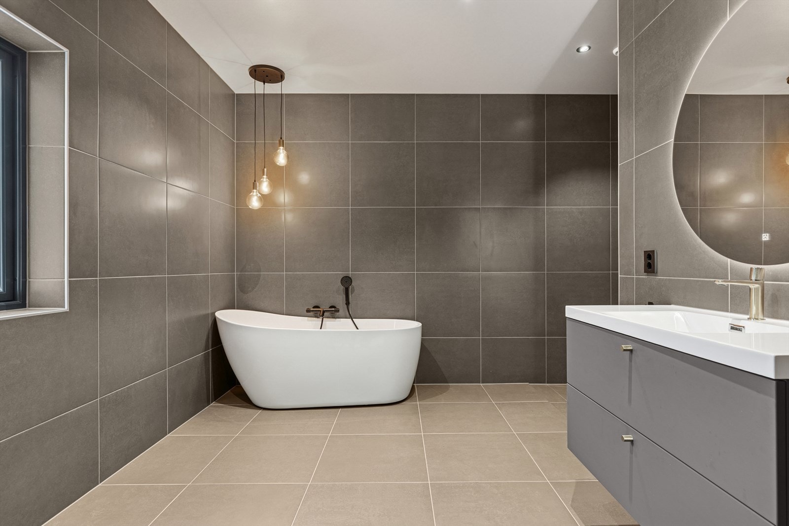 Boligen er gjennomført innredet i en jordnær fargepalett. Galleribilde