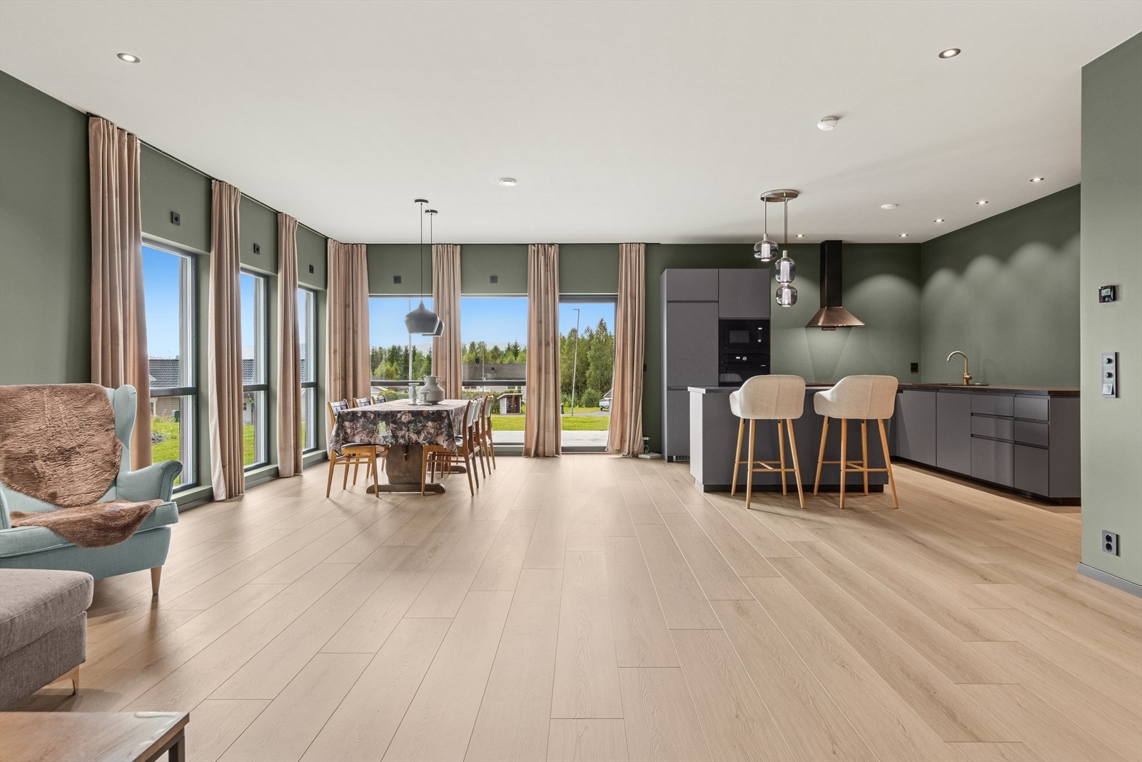 Velkommen til en særdeles lekker enebolig fra 2024 med alle rom på et plan! Galleribilde