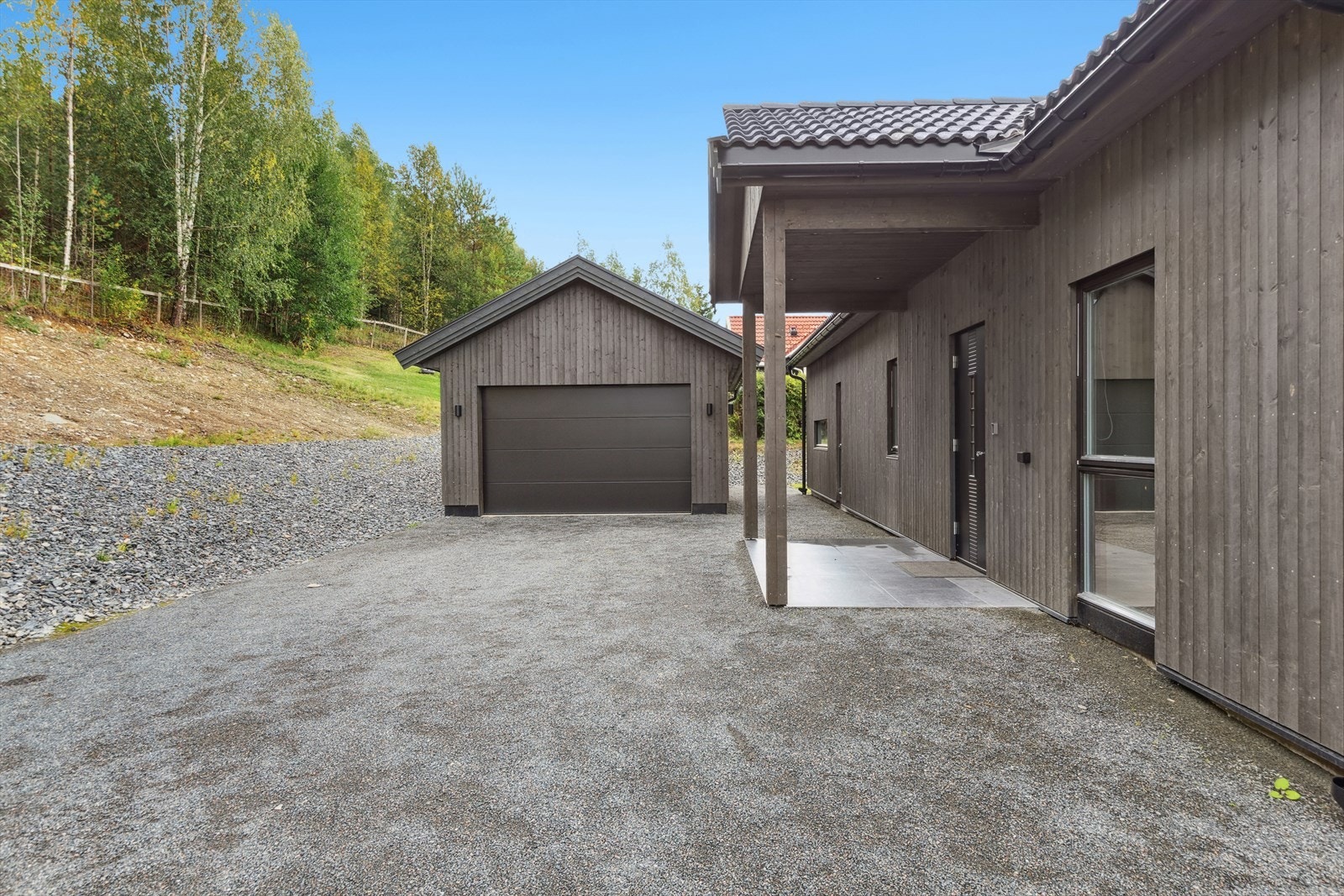 Isolert garasje med bod i bakkant. Galleribilde