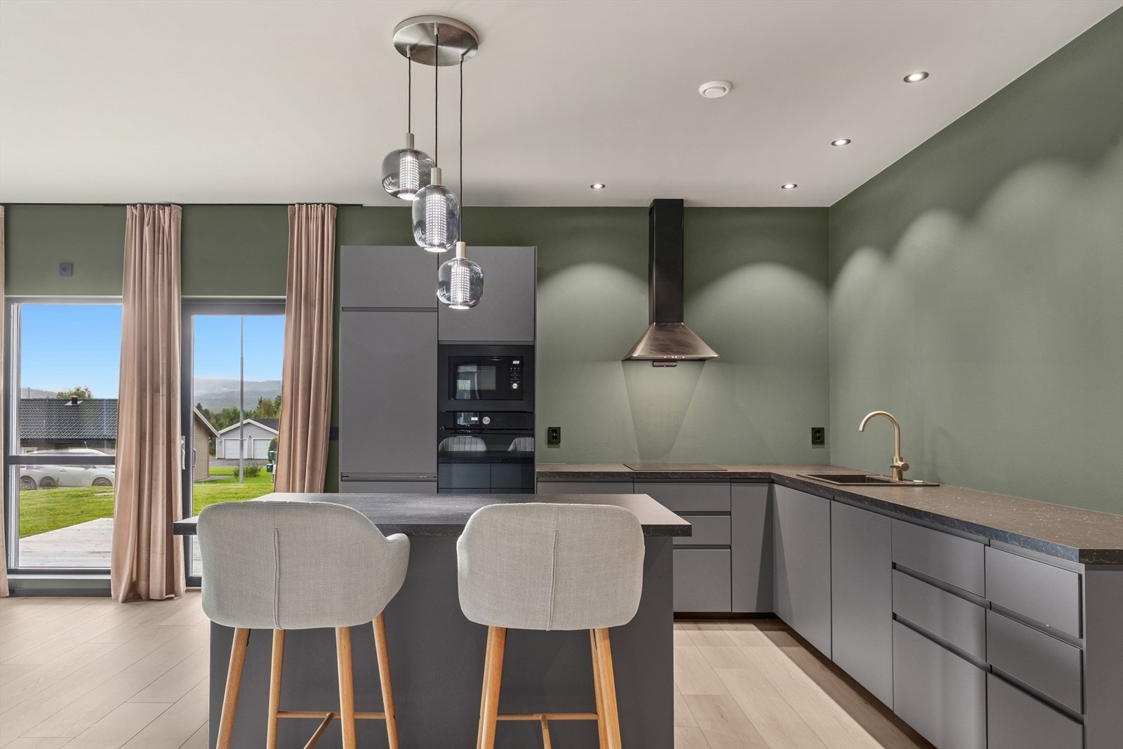 Lekker kjøkkeninnredning med kjøkkenøy og integrerte hvitevarer. Galleribilde