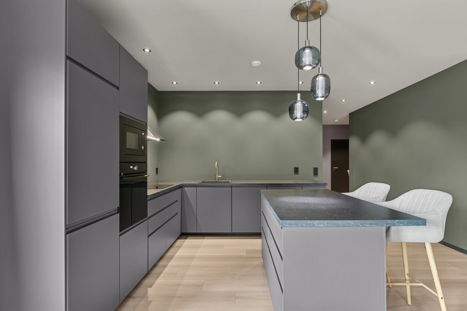 Det er utstrakt bruk av downlights i boligen, noe som gir et jevnt og behagelig lys. Galleribilde