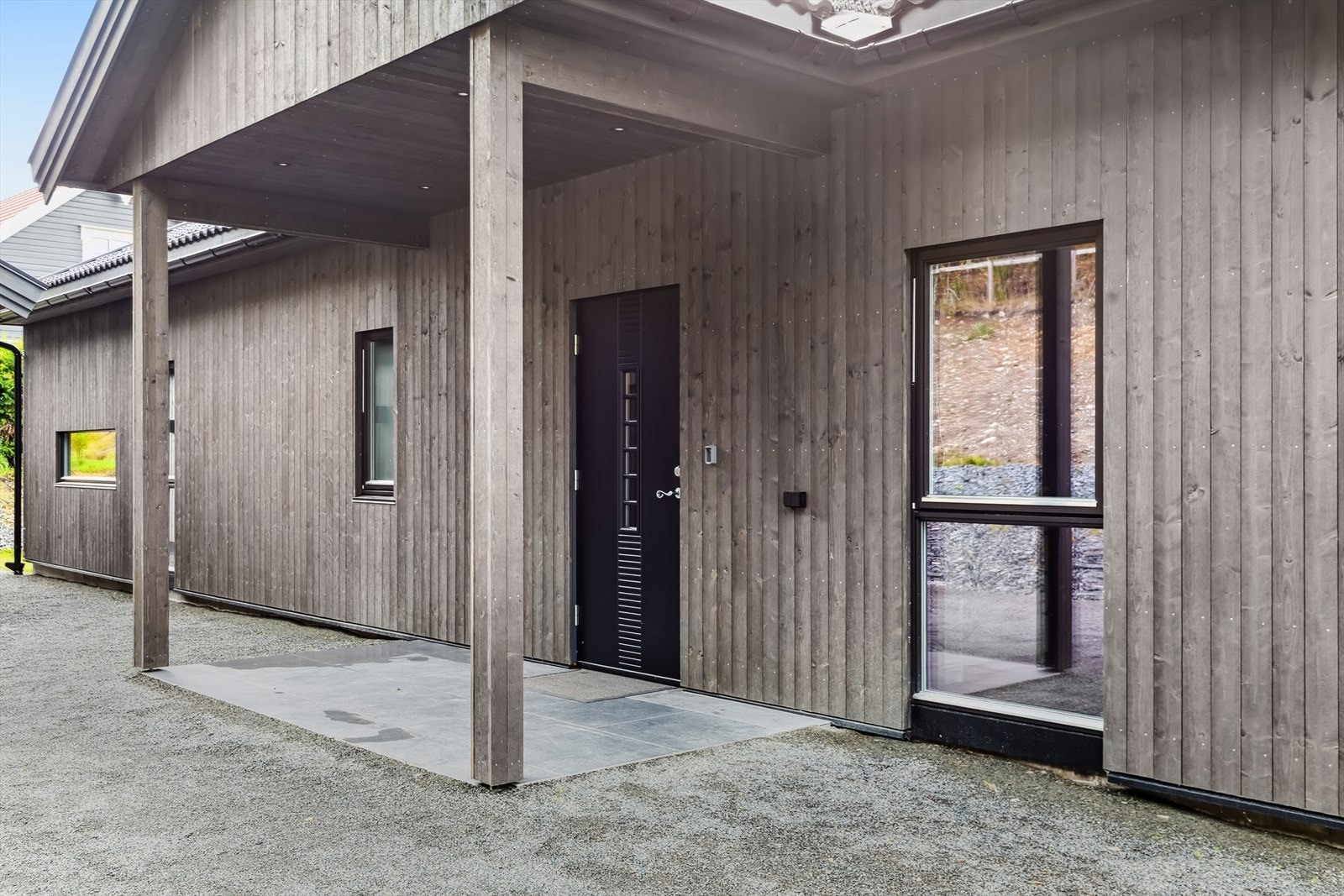 Pent overbygget inngangsparti med downlights. Galleribilde