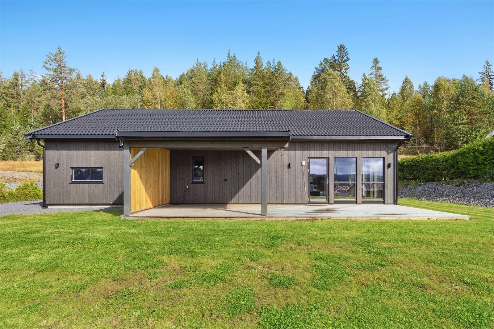 Pen beliggenhet i utkanten av boligfeltet. Galleribilde