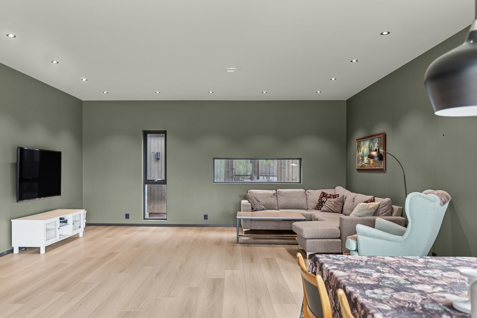 Boligen er listefri rundt vinduer og opp mot tak. Galleribilde