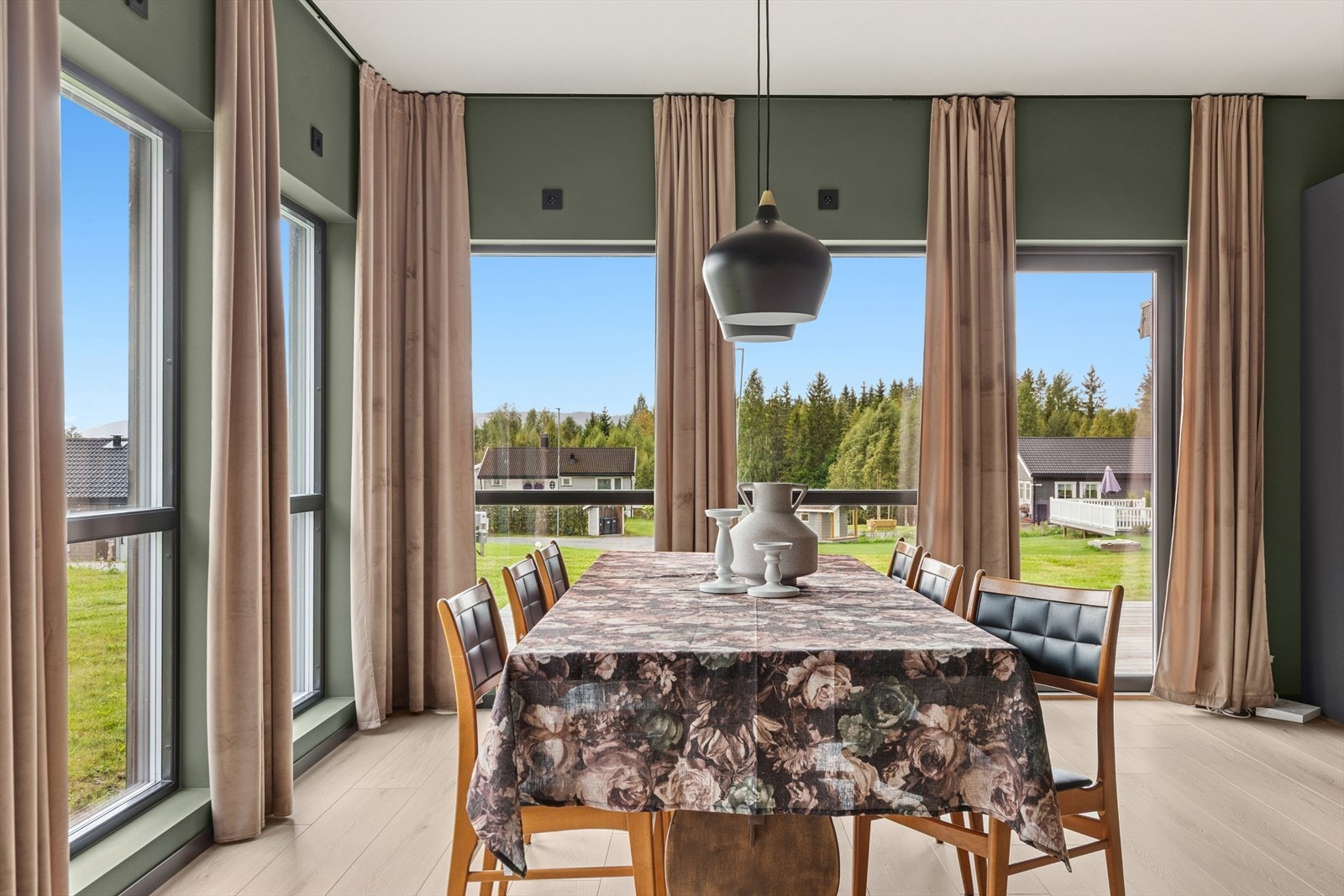 Det er godt med rom for en stor spiseplass i spisestuedelen av stuen. Galleribilde