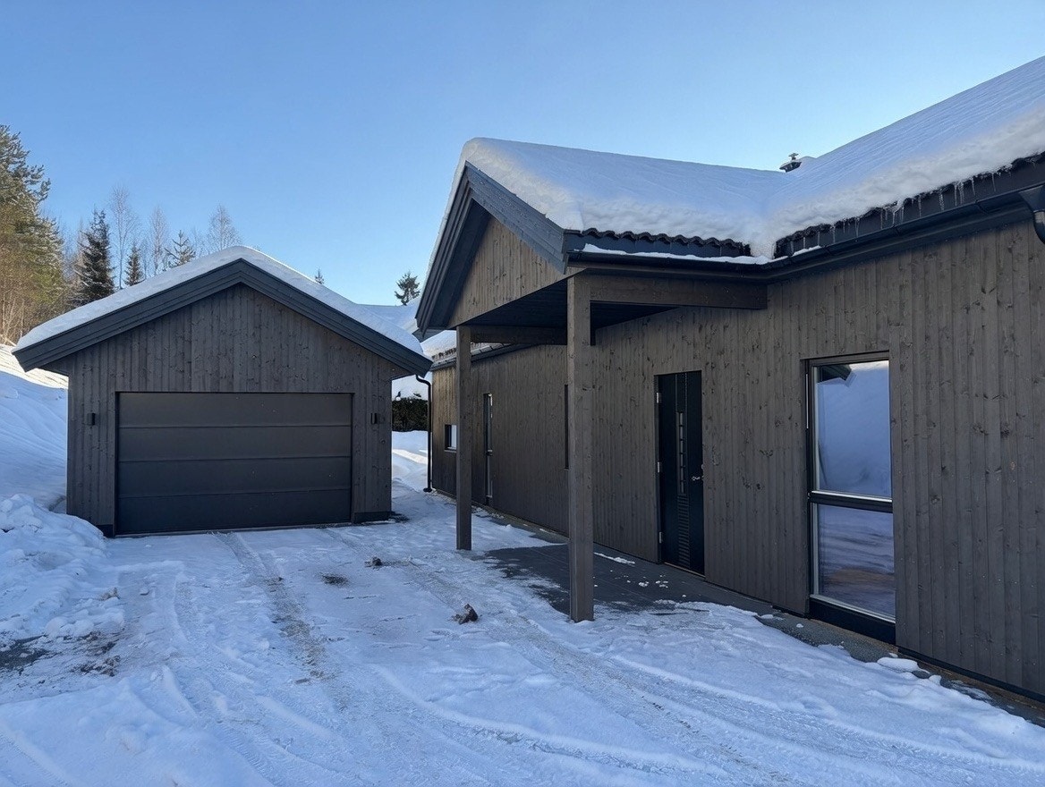 Isolert garasje på baksiden av boligen. Galleribilde