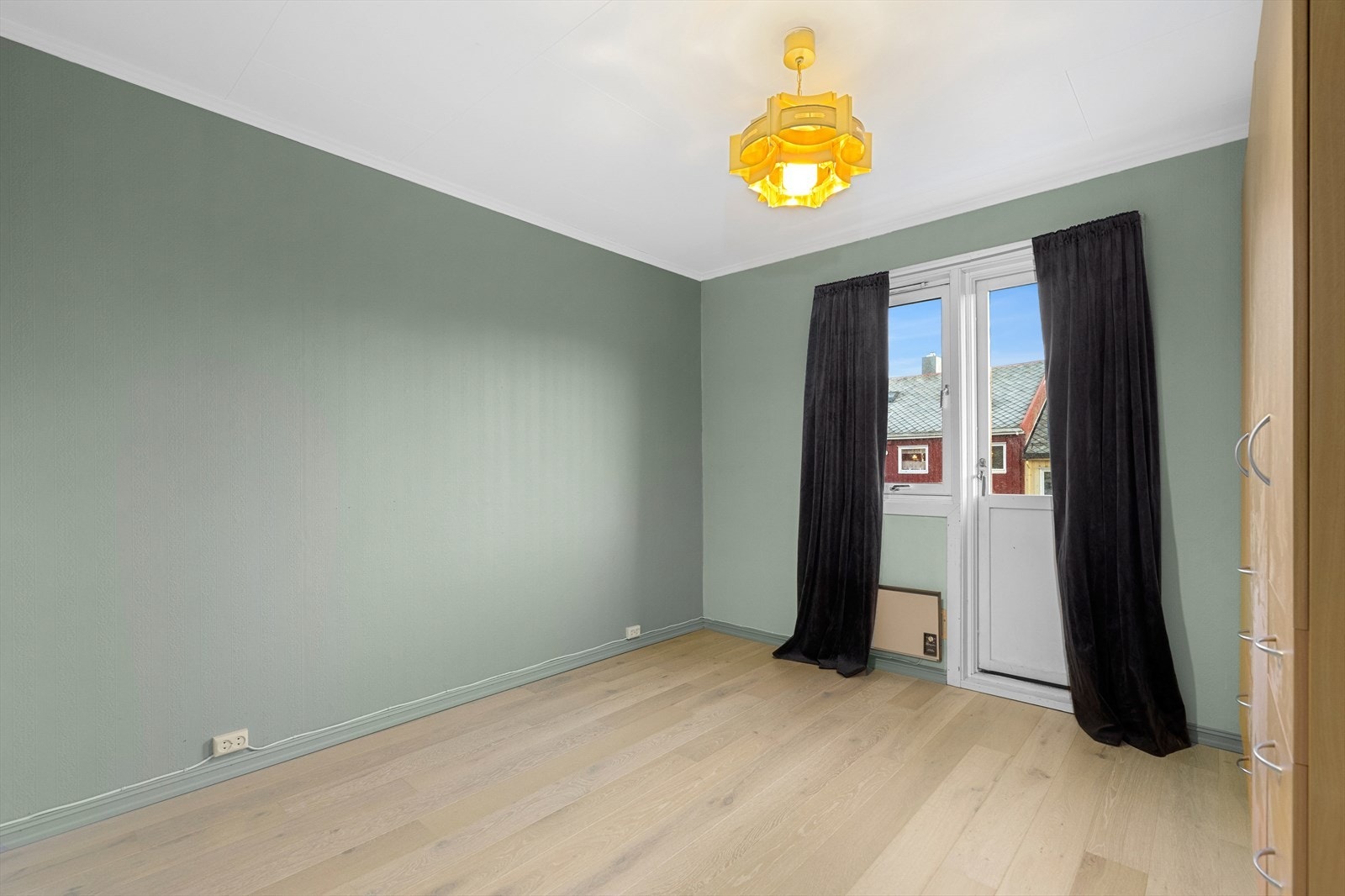 Leiligheten har 3 soverom, dette soverommet har utgang ut til leilighetens balkong. Galleribilde