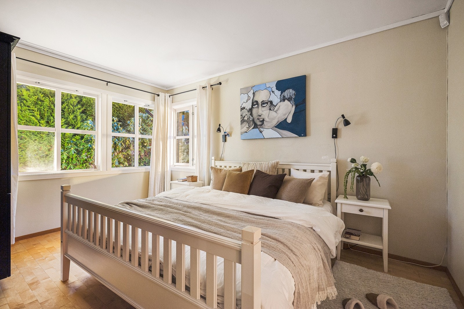 Hovedsoverommet er på 14,6 kvm med egen garderobe på 5,6 kvm og eget bad. Galleribilde