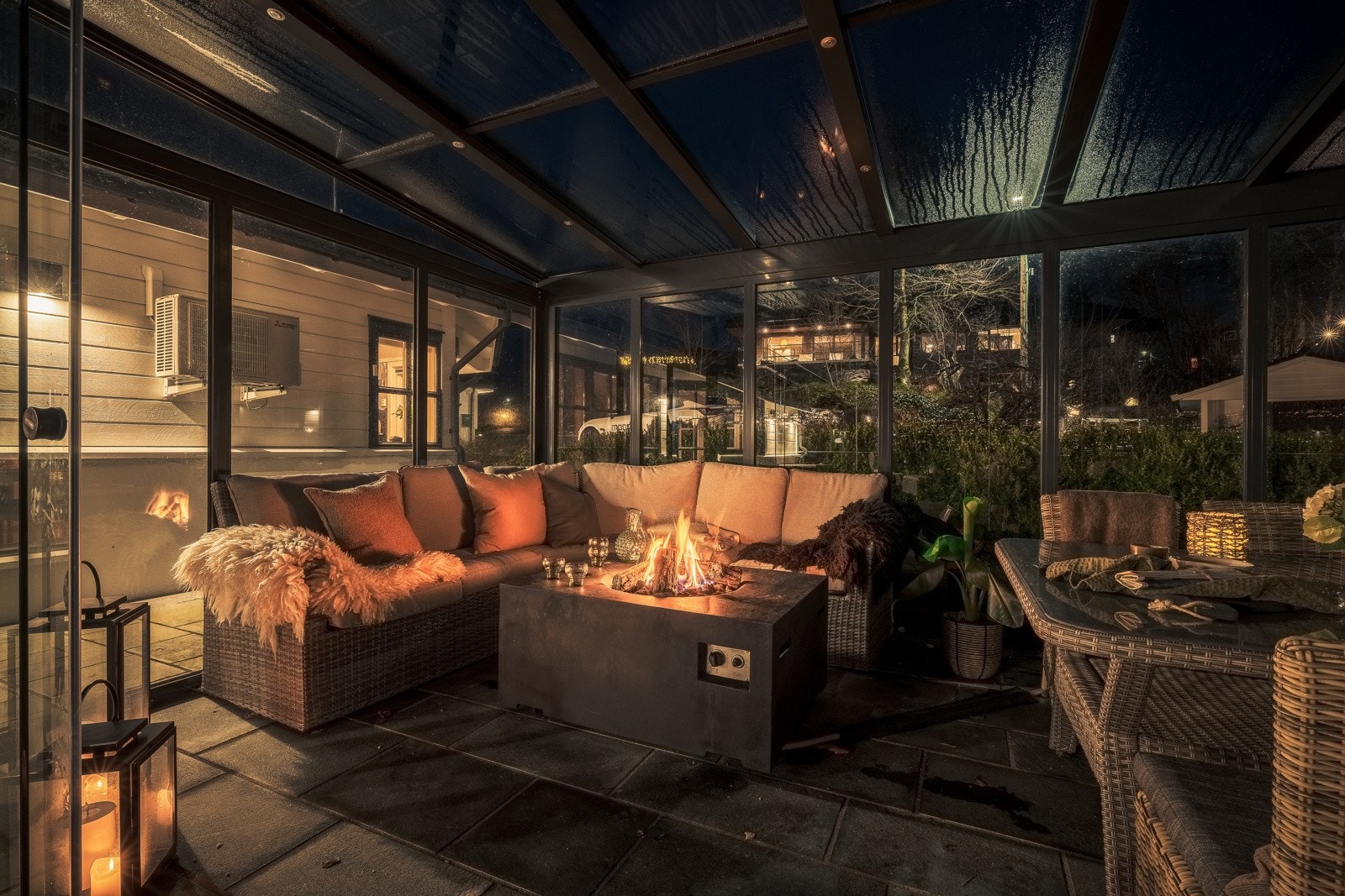 Stor utestue på 16 kvm fra Utedesign med spotter i tak og skyvedører i front. Galleribilde