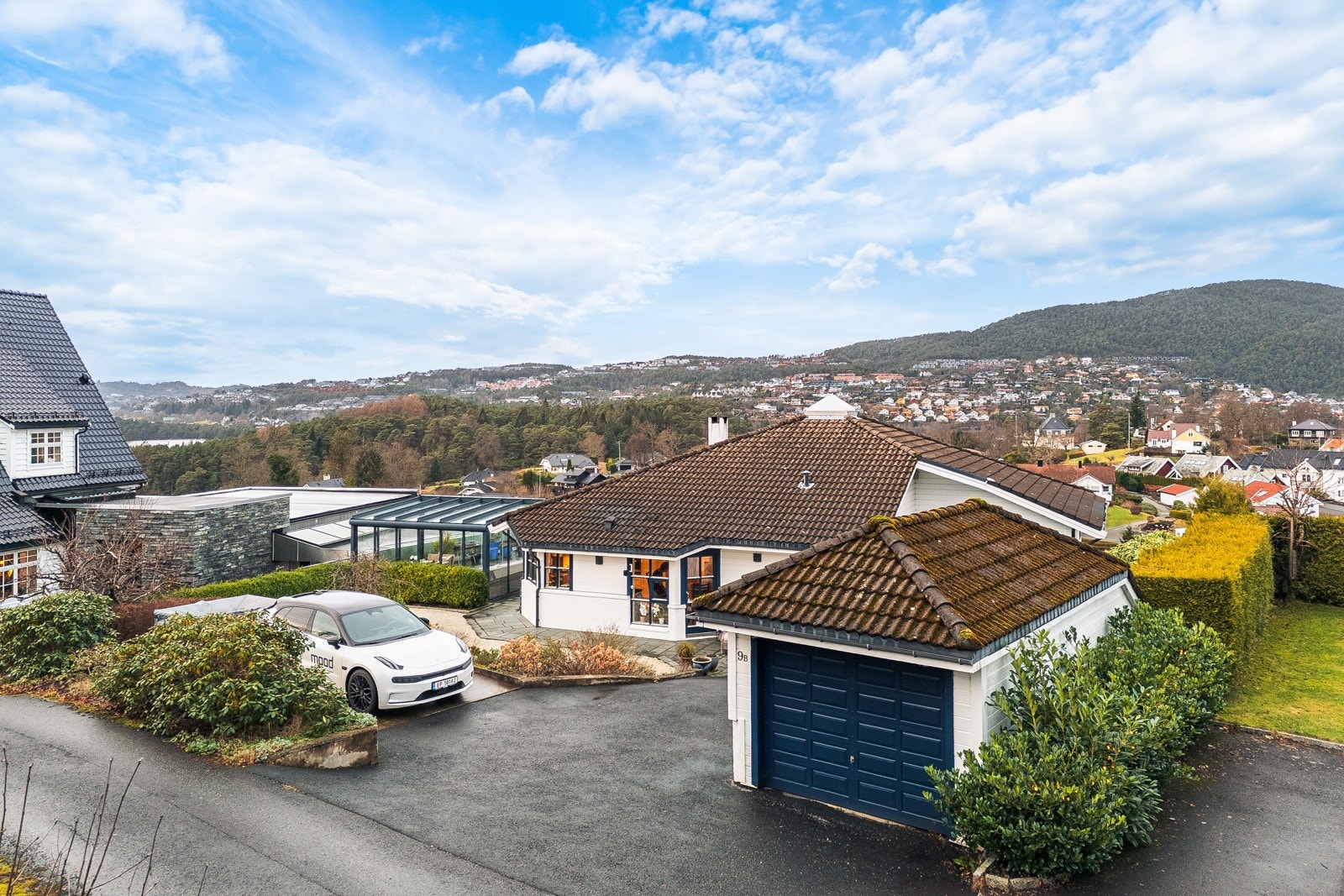 Det er parkering i garasje. Ellers gode parkeringsmuligheter på tomten. Galleribilde